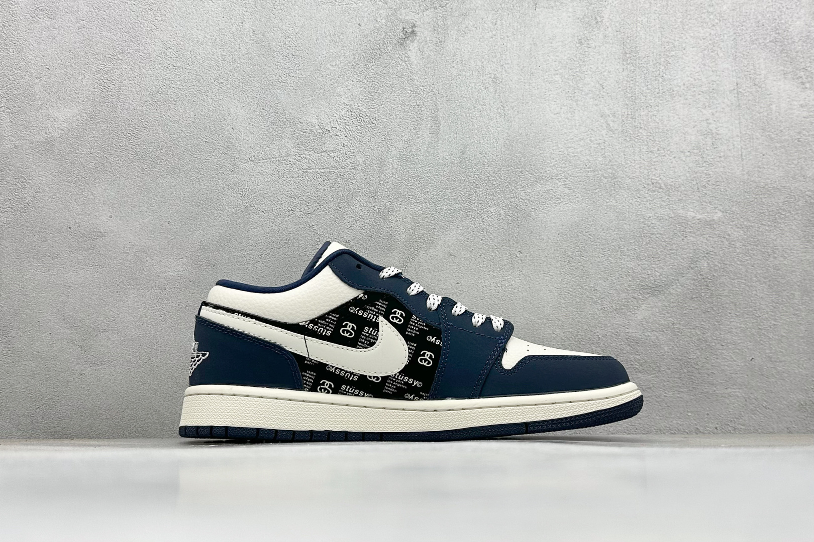 Air Jordan 1 Low AJ1 乔1 “斯图西联名---米白黑蓝印花”高端定制 低帮复古篮球鞋 LD8888-004-莆田鞋,莆田鞋货源,高仿鞋,高仿鞋货源,安福档口,莆田高仿鞋,莆田鞋批发,高仿鞋批发,莆田高仿运动鞋,高仿运动鞋,莆田运动鞋 Air Jordan 1 Low AJ1 乔1 “斯图西联名---米白黑蓝印花”高端定制 低帮复古篮球鞋 LD8888-004