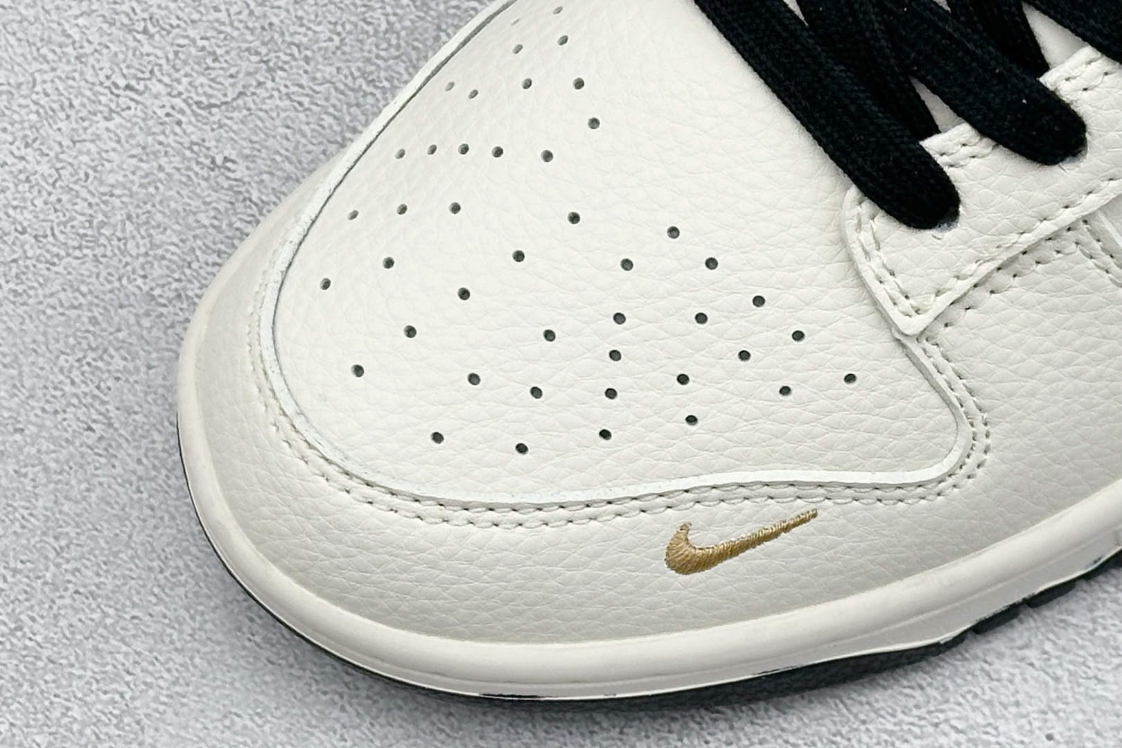 280 Nike SB Dunk Low“ 斯图西联名——米黑勾金标” 周年高端定制 低帮休闲板鞋 JP1628-039-Chinese UA Cheap High Quatity Brand Clothes Bags handbags Sneakers wholesale wholesaler seller from China Factory suppliers Fashion Clothing Shoes best Quality Beautiful Price 280 Nike SB Dunk Low“ 斯图西联名——米黑勾金标” 周年高端定制 低帮休闲板鞋 JP1628-039