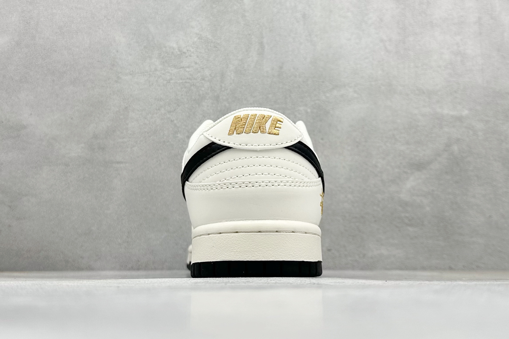 280 Nike SB Dunk Low“ 斯图西联名——米黑勾金标” 周年高端定制 低帮休闲板鞋 JP1628-039-Chinese UA Cheap High Quatity Brand Clothes Bags handbags Sneakers wholesale wholesaler seller from China Factory suppliers Fashion Clothing Shoes best Quality Beautiful Price 280 Nike SB Dunk Low“ 斯图西联名——米黑勾金标” 周年高端定制 低帮休闲板鞋 JP1628-039