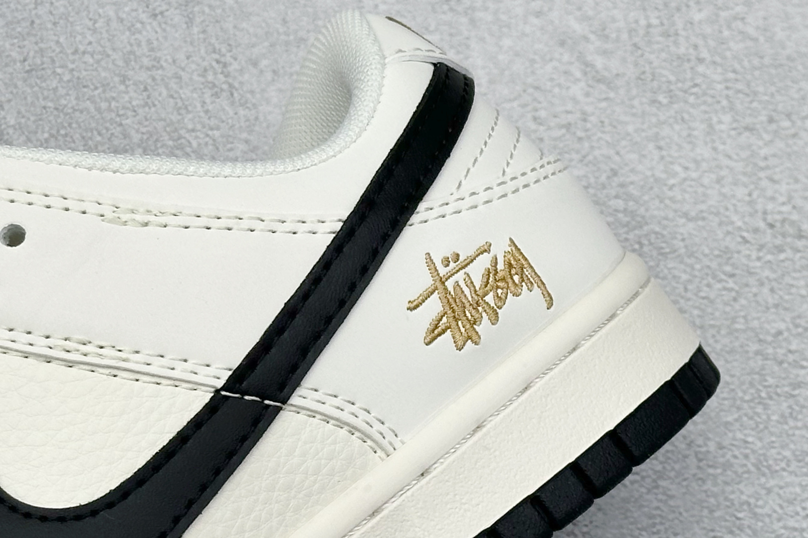 280 Nike SB Dunk Low“ 斯图西联名——米黑勾金标” 周年高端定制 低帮休闲板鞋 JP1628-039-Chinese UA Cheap High Quatity Brand Clothes Bags handbags Sneakers wholesale wholesaler seller from China Factory suppliers Fashion Clothing Shoes best Quality Beautiful Price 280 Nike SB Dunk Low“ 斯图西联名——米黑勾金标” 周年高端定制 低帮休闲板鞋 JP1628-039