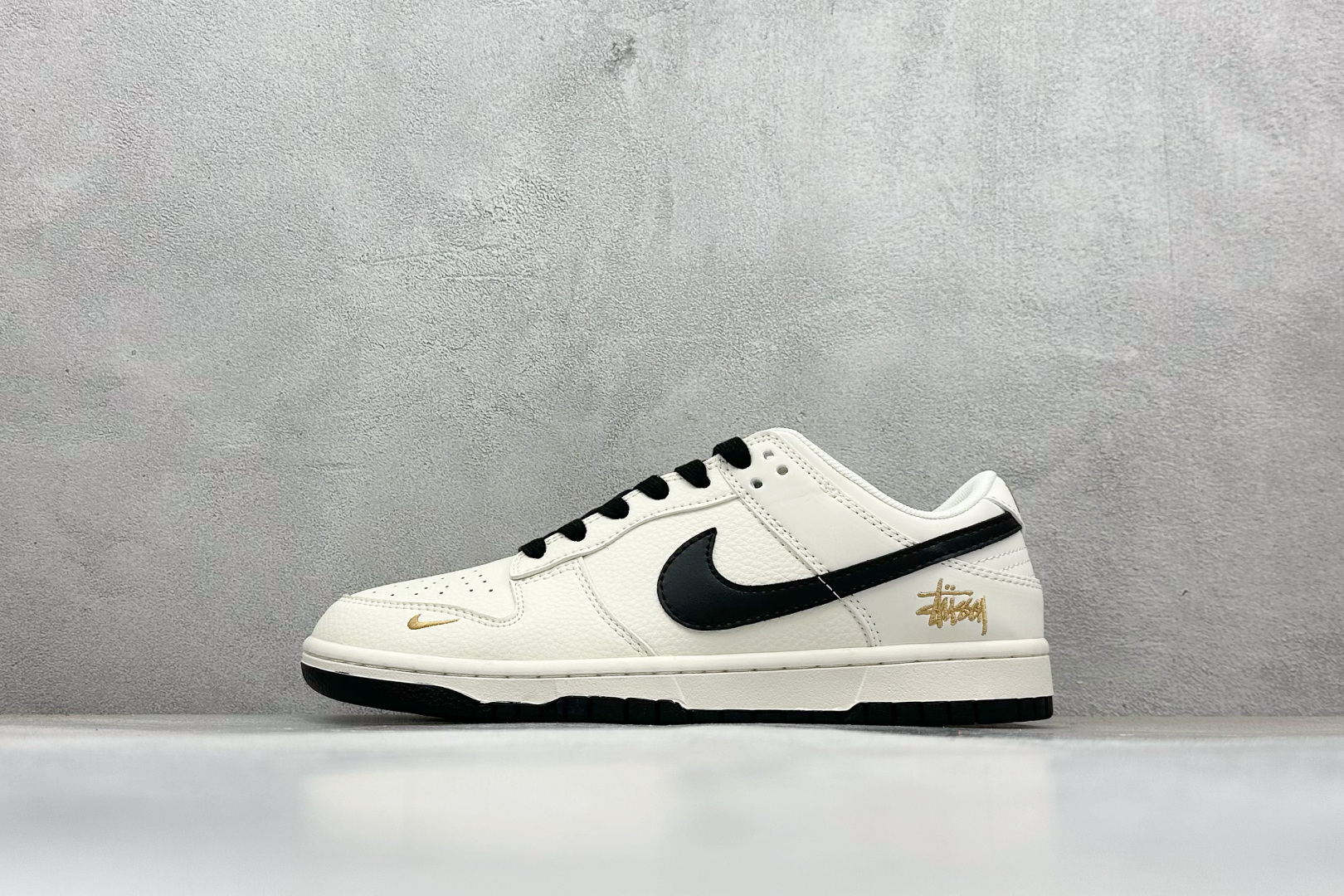 280 Nike SB Dunk Low“ 斯图西联名——米黑勾金标” 周年高端定制 低帮休闲板鞋 JP1628-039-Chinese UA Cheap High Quatity Brand Clothes Bags handbags Sneakers wholesale wholesaler seller from China Factory suppliers Fashion Clothing Shoes best Quality Beautiful Price 280 Nike SB Dunk Low“ 斯图西联名——米黑勾金标” 周年高端定制 低帮休闲板鞋 JP1628-039