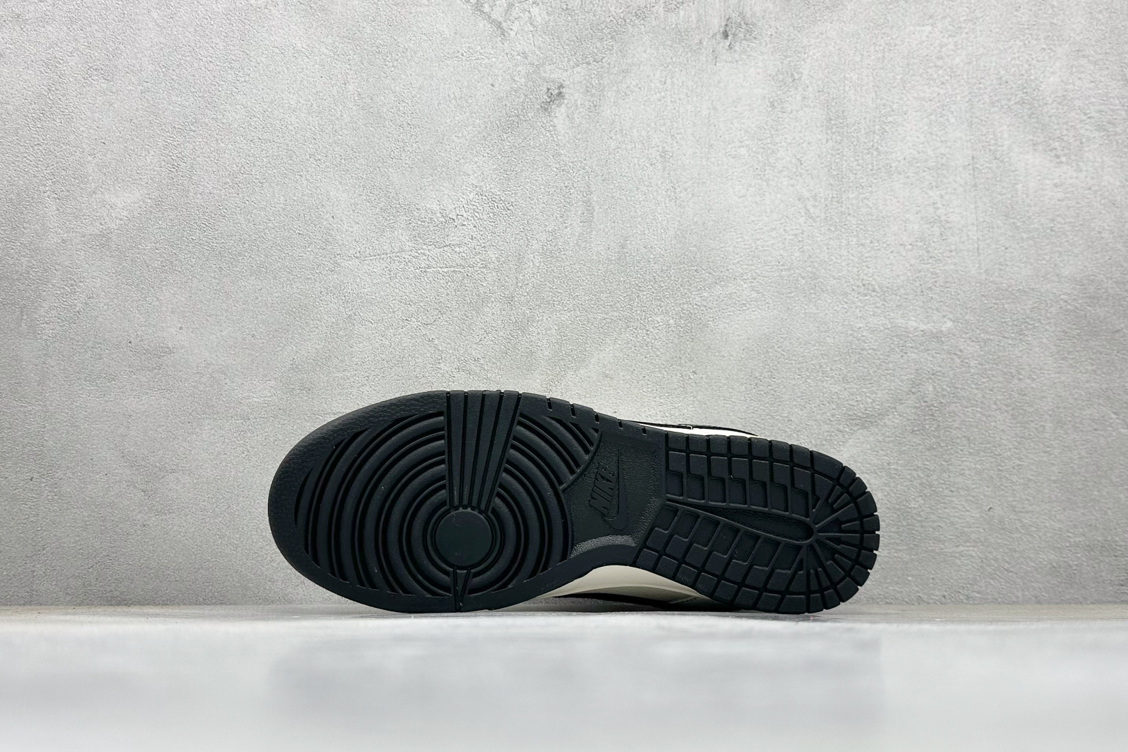 280 Nike SB Dunk Low“ 斯图西联名——米黑勾金标” 周年高端定制 低帮休闲板鞋 JP1628-039-Chinese UA Cheap High Quatity Brand Clothes Bags handbags Sneakers wholesale wholesaler seller from China Factory suppliers Fashion Clothing Shoes best Quality Beautiful Price 280 Nike SB Dunk Low“ 斯图西联名——米黑勾金标” 周年高端定制 低帮休闲板鞋 JP1628-039