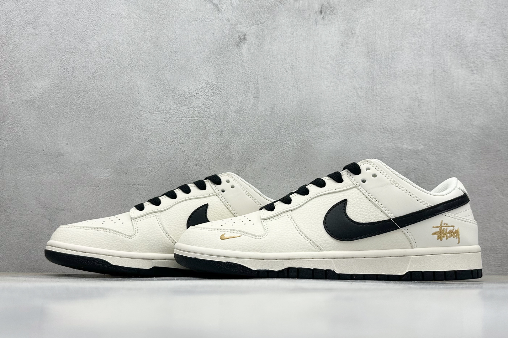 280 Nike SB Dunk Low“ 斯图西联名——米黑勾金标” 周年高端定制 低帮休闲板鞋 JP1628-039-Chinese UA Cheap High Quatity Brand Clothes Bags handbags Sneakers wholesale wholesaler seller from China Factory suppliers Fashion Clothing Shoes best Quality Beautiful Price 280 Nike SB Dunk Low“ 斯图西联名——米黑勾金标” 周年高端定制 低帮休闲板鞋 JP1628-039