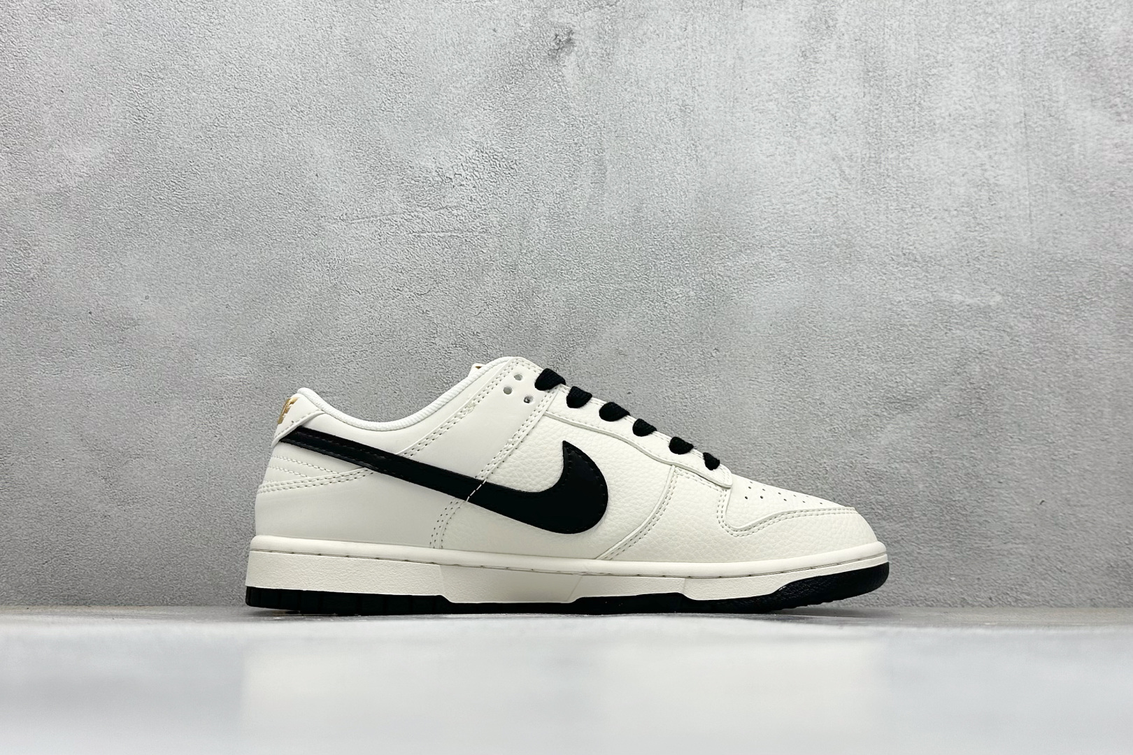 280 Nike SB Dunk Low“ 斯图西联名——米黑勾金标” 周年高端定制 低帮休闲板鞋 JP1628-039-Chinese UA Cheap High Quatity Brand Clothes Bags handbags Sneakers wholesale wholesaler seller from China Factory suppliers Fashion Clothing Shoes best Quality Beautiful Price 280 Nike SB Dunk Low“ 斯图西联名——米黑勾金标” 周年高端定制 低帮休闲板鞋 JP1628-039