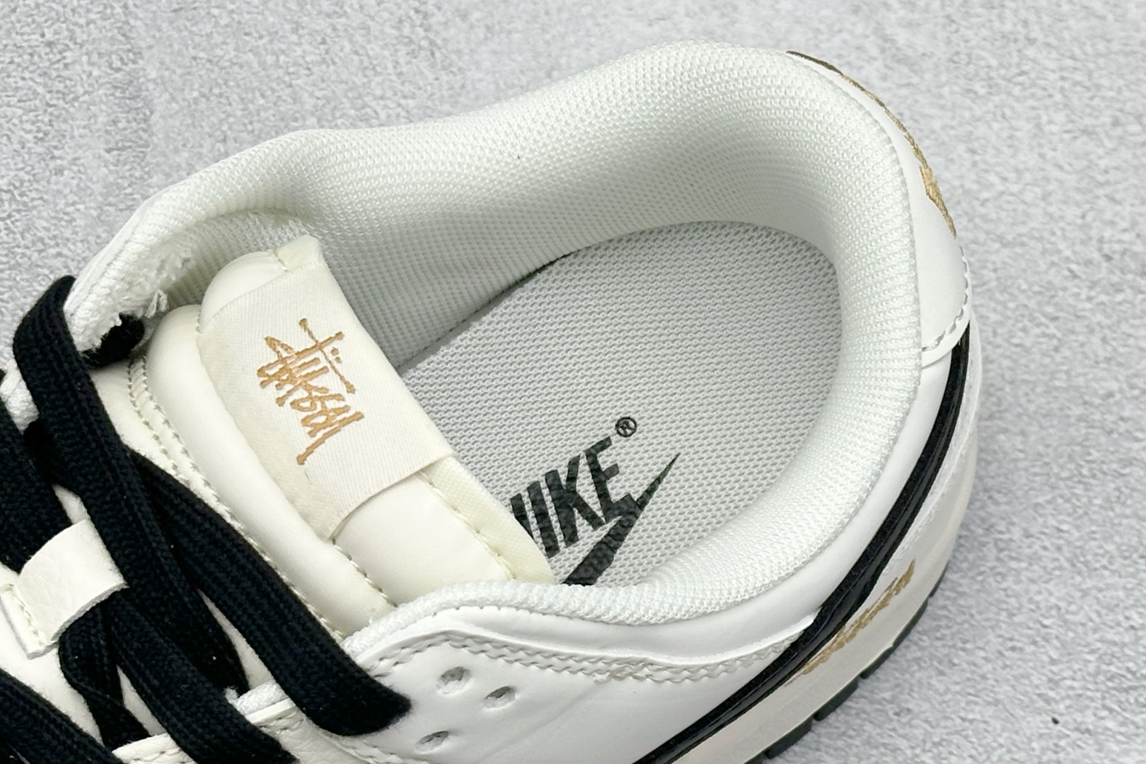 280 Nike SB Dunk Low“ 斯图西联名——米黑勾金标” 周年高端定制 低帮休闲板鞋 JP1628-039-Chinese UA Cheap High Quatity Brand Clothes Bags handbags Sneakers wholesale wholesaler seller from China Factory suppliers Fashion Clothing Shoes best Quality Beautiful Price 280 Nike SB Dunk Low“ 斯图西联名——米黑勾金标” 周年高端定制 低帮休闲板鞋 JP1628-039