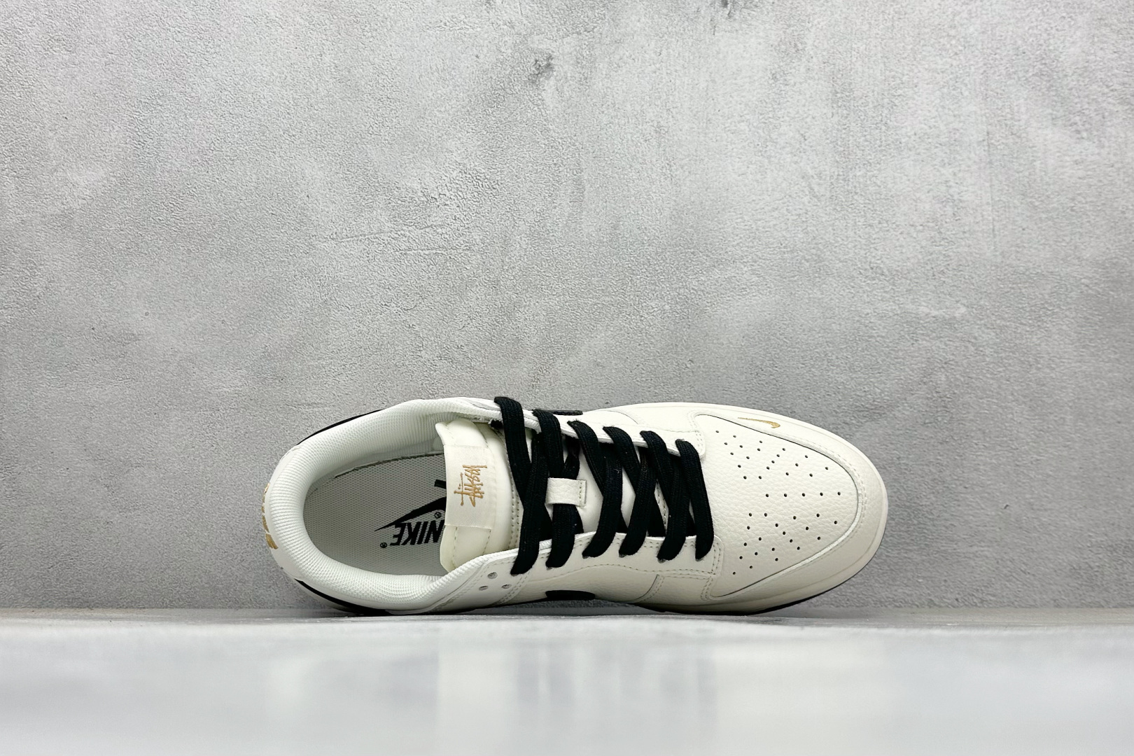 280 Nike SB Dunk Low“ 斯图西联名——米黑勾金标” 周年高端定制 低帮休闲板鞋 JP1628-039-Chinese UA Cheap High Quatity Brand Clothes Bags handbags Sneakers wholesale wholesaler seller from China Factory suppliers Fashion Clothing Shoes best Quality Beautiful Price 280 Nike SB Dunk Low“ 斯图西联名——米黑勾金标” 周年高端定制 低帮休闲板鞋 JP1628-039