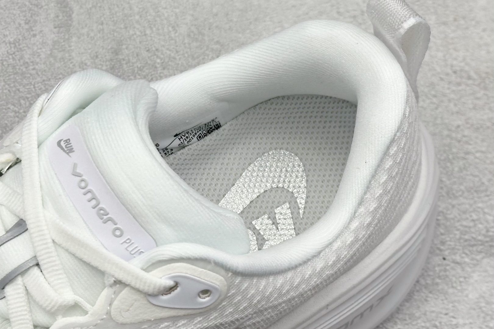 Nike Air Zoom Vomero Plus 耐克网面厚底气垫跑鞋 HV8154-102