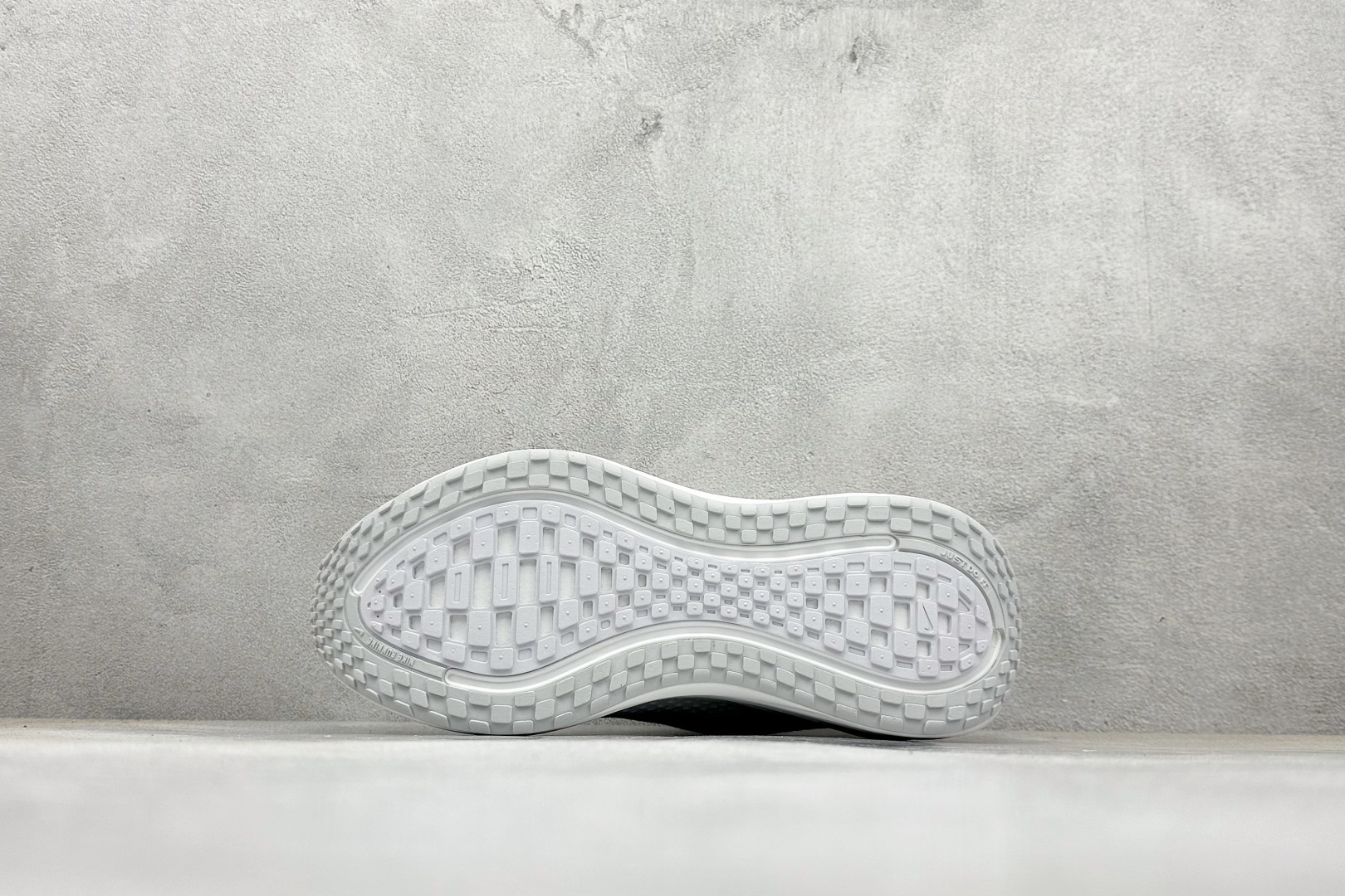 Nike Air Zoom Vomero Plus 耐克网面厚底气垫跑鞋 HV8154-102