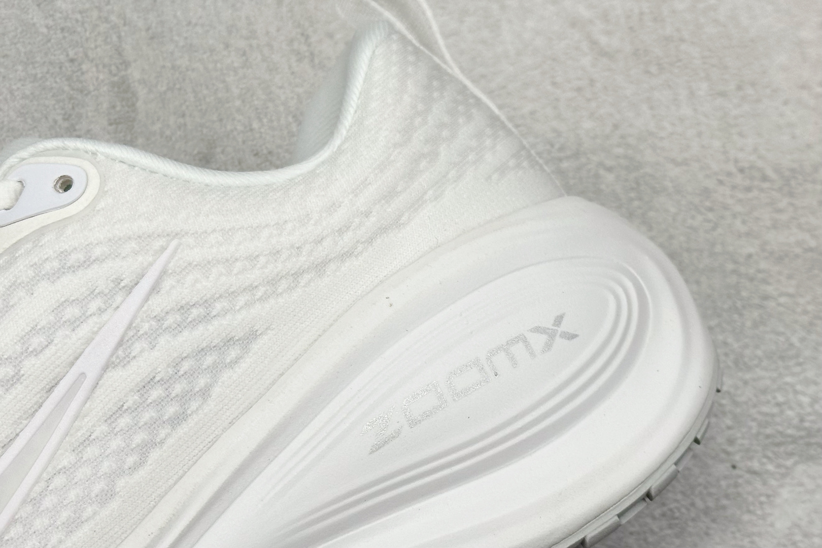 Nike Air Zoom Vomero Plus 耐克网面厚底气垫跑鞋 HV8154-102