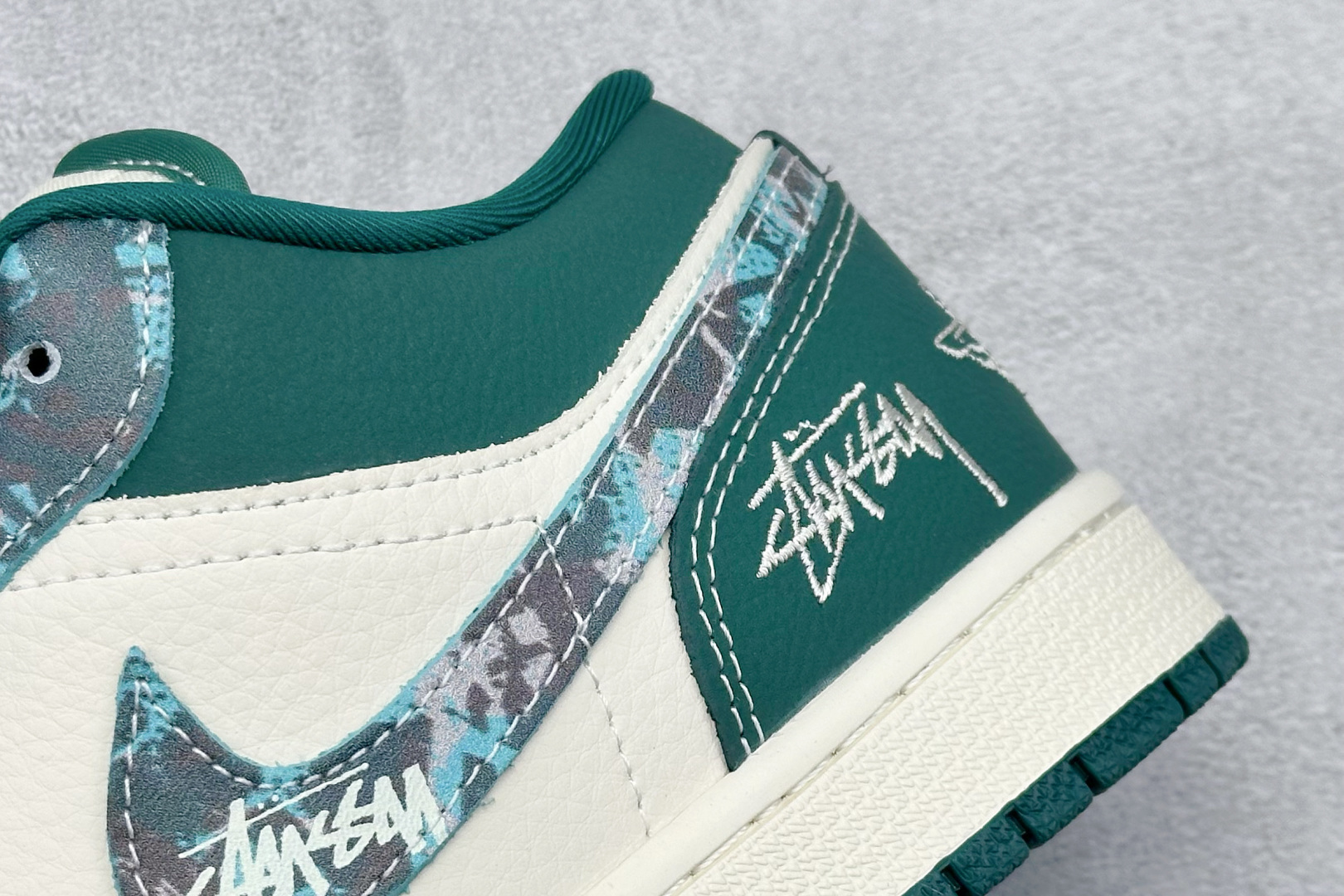 XC版Nike Jordan Air Jordan 1“斯图西联名——狂野绿” 高端定制 低帮 复古 减震 防滑 耐磨 篮球鞋 QG1988-012