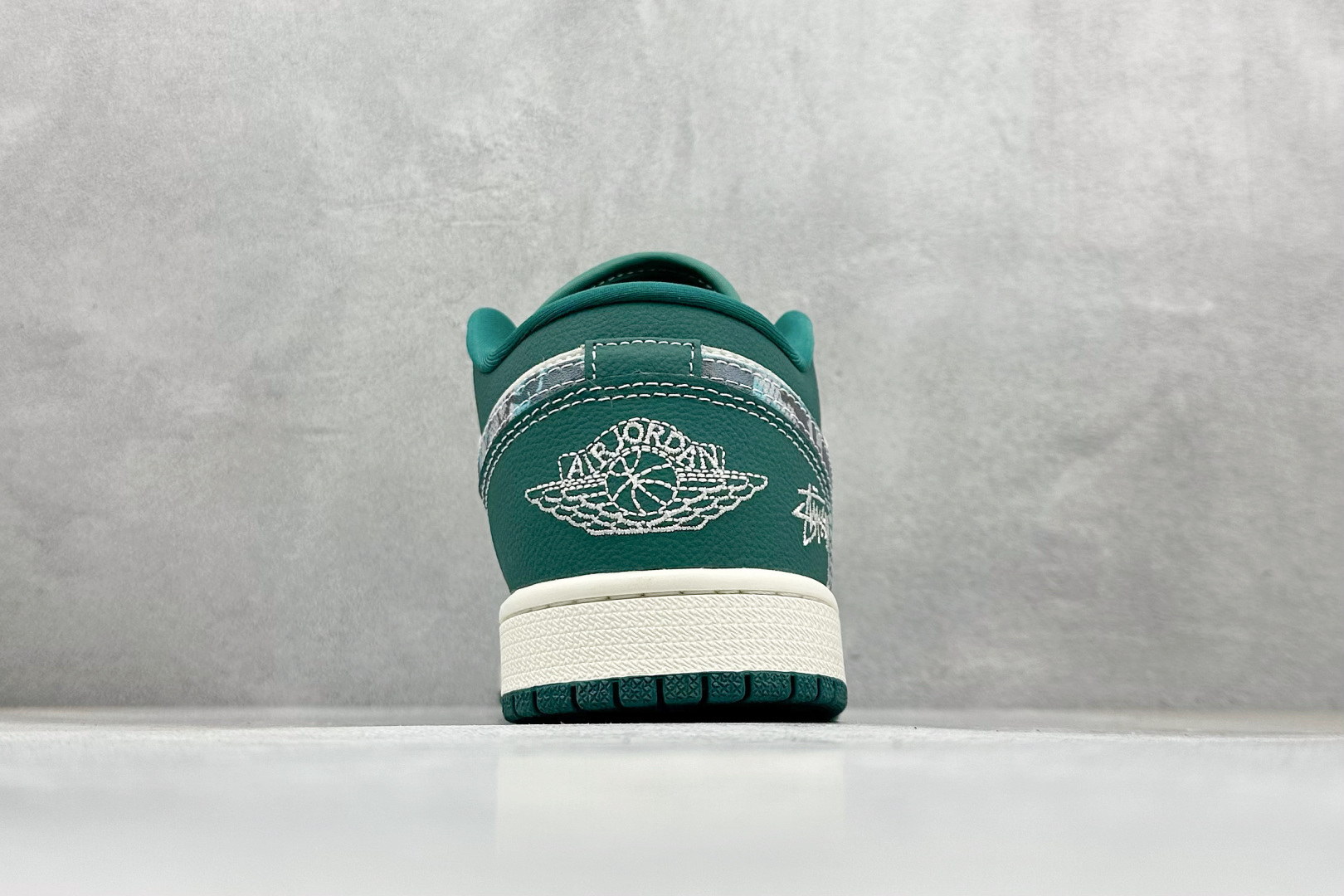 XC版Nike Jordan Air Jordan 1“斯图西联名——狂野绿” 高端定制 低帮 复古 减震 防滑 耐磨 篮球鞋 QG1988-012