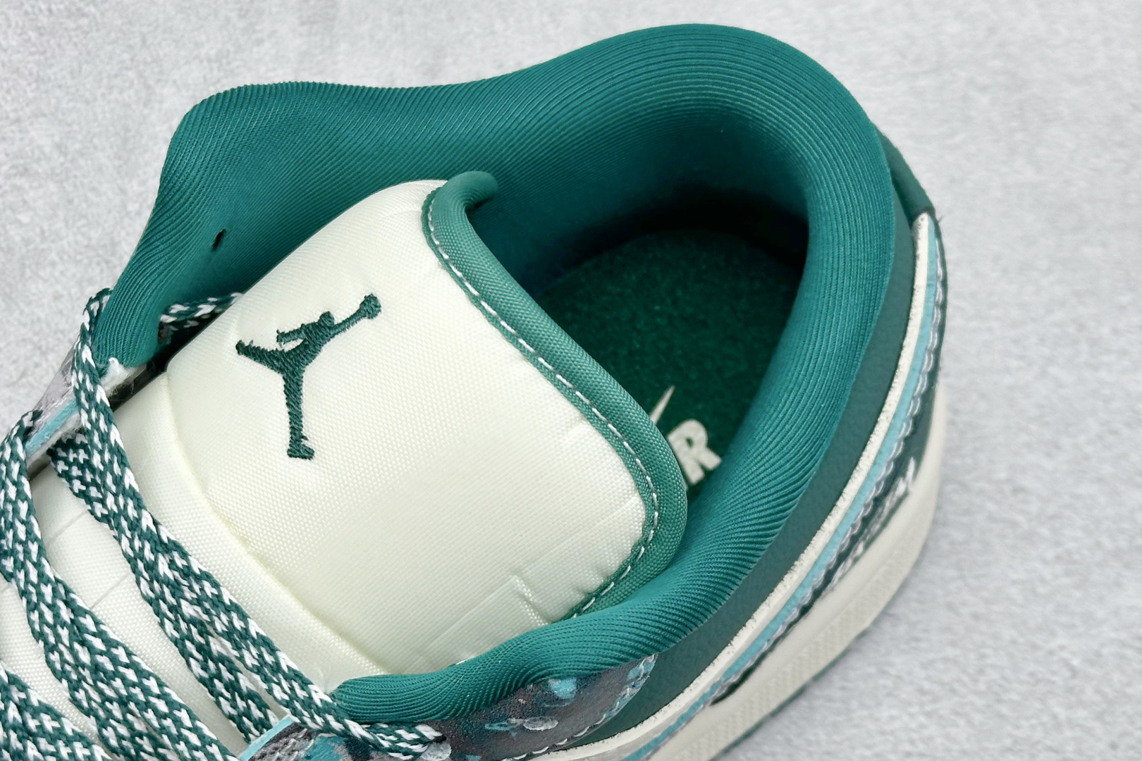 XC版Nike Jordan Air Jordan 1“斯图西联名——狂野绿” 高端定制 低帮 复古 减震 防滑 耐磨 篮球鞋 QG1988-012