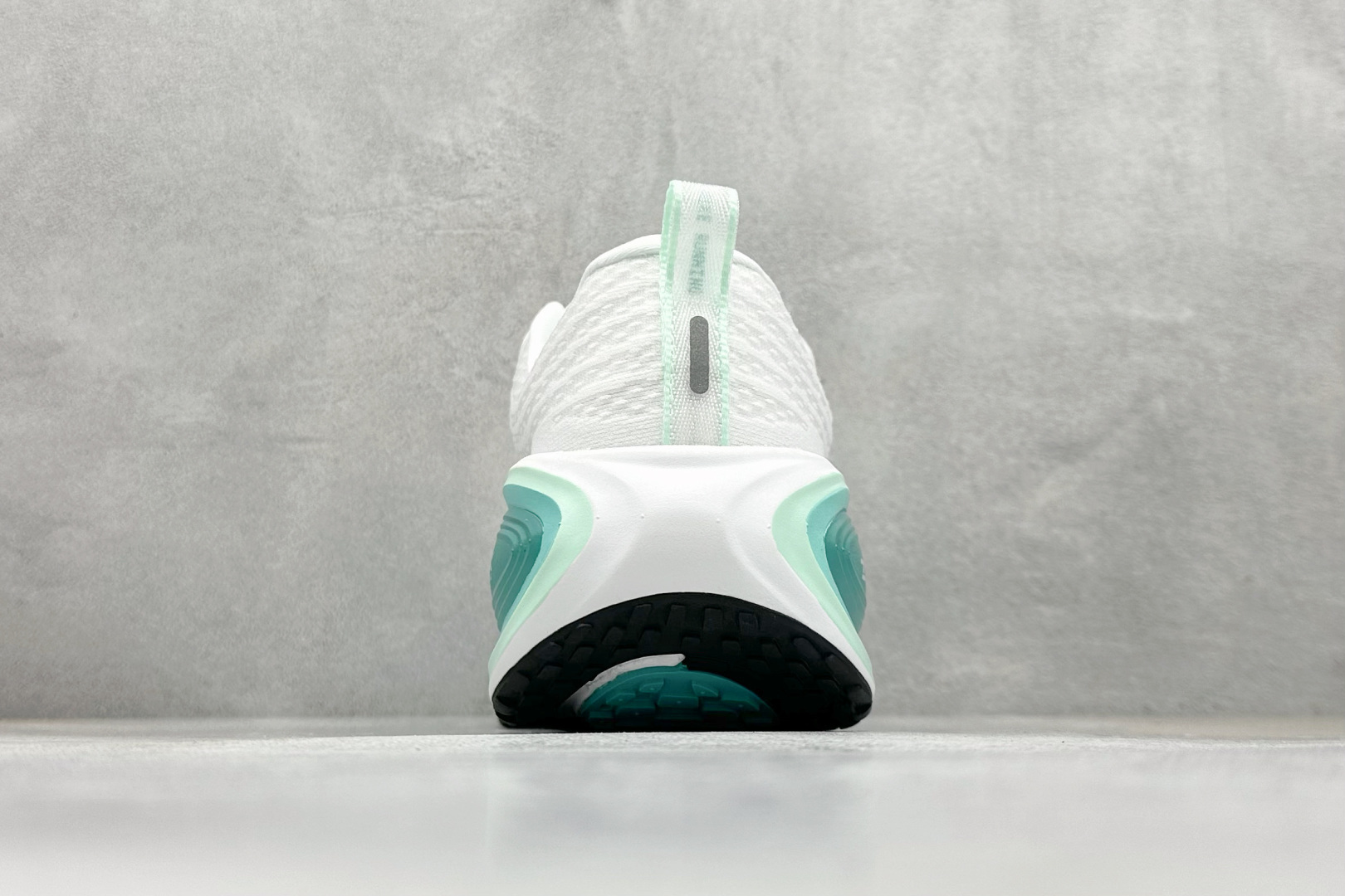 180 Nike Air Zoom Vomero Plus 耐克网面厚底气垫跑鞋 HV8154-100