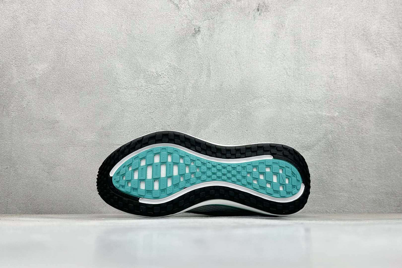 180 Nike Air Zoom Vomero Plus 耐克网面厚底气垫跑鞋 HV8154-100