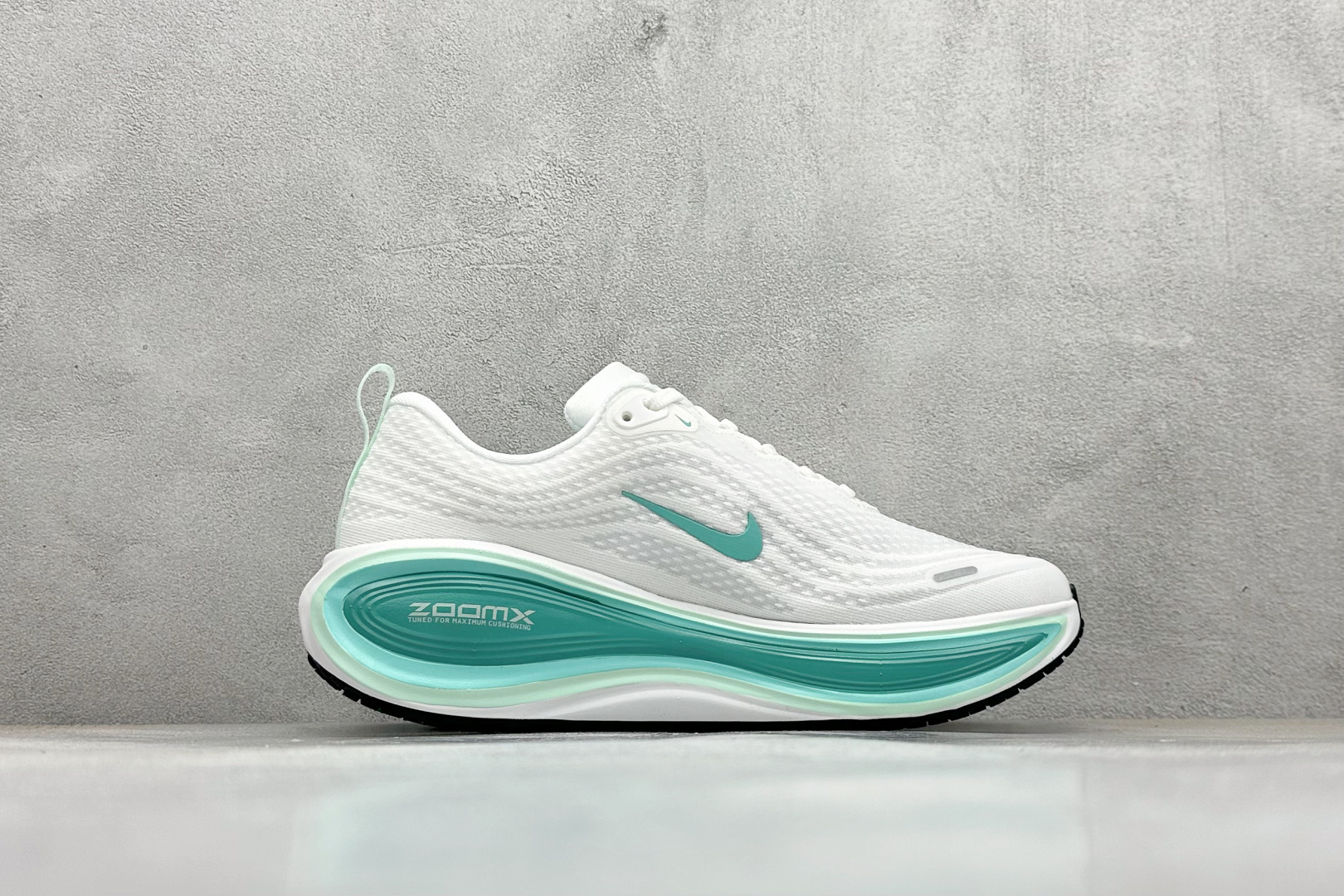 180 Nike Air Zoom Vomero Plus 耐克网面厚底气垫跑鞋 HV8154-100