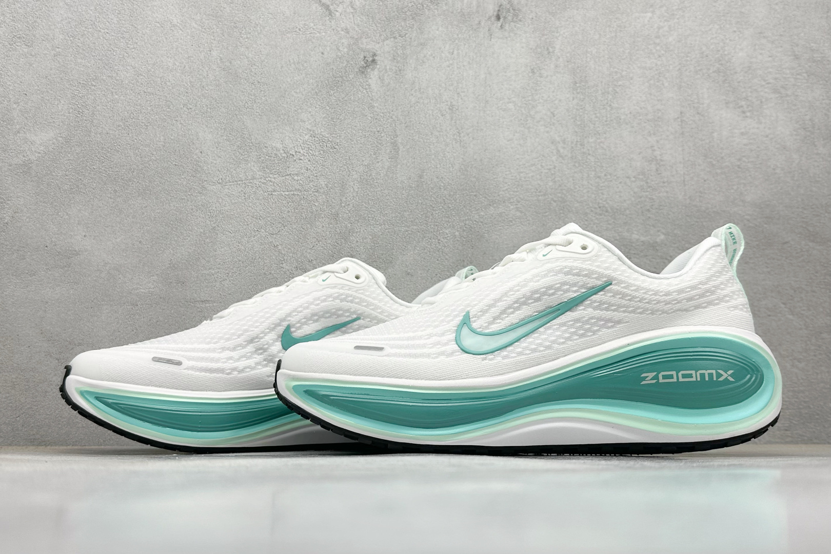 180 Nike Air Zoom Vomero Plus 耐克网面厚底气垫跑鞋 HV8154-100