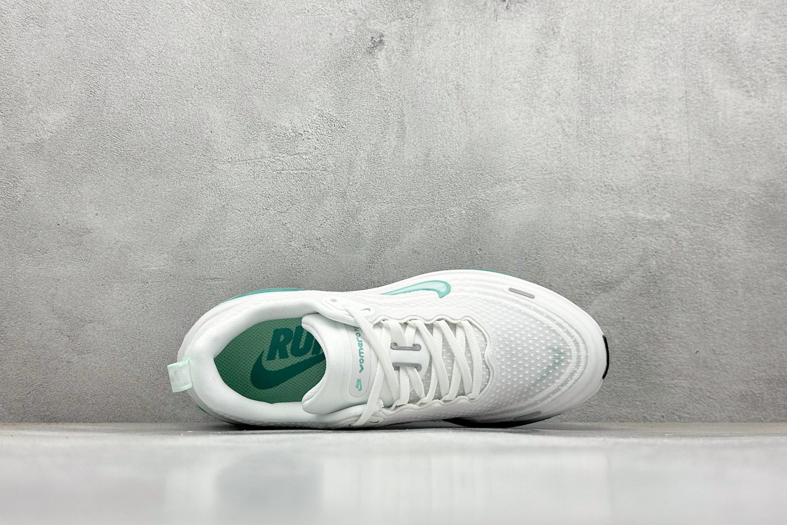 180 Nike Air Zoom Vomero Plus 耐克网面厚底气垫跑鞋 HV8154-100