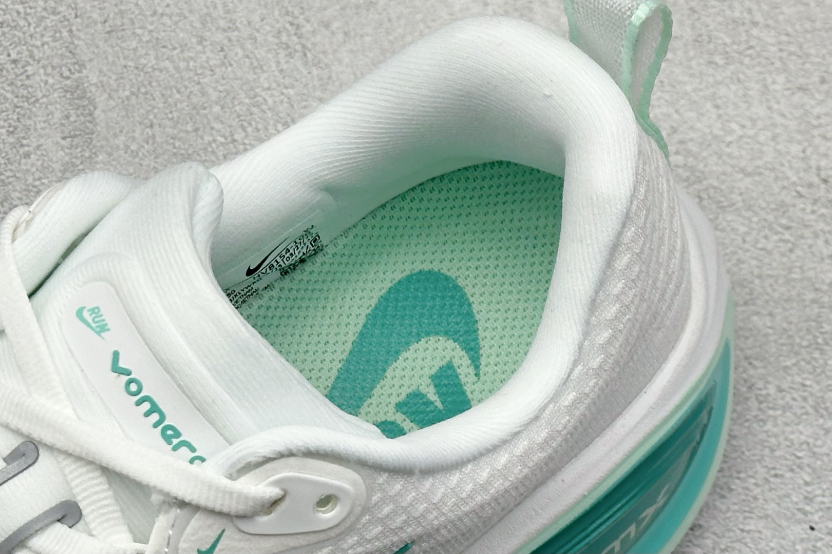 180 Nike Air Zoom Vomero Plus 耐克网面厚底气垫跑鞋 HV8154-100