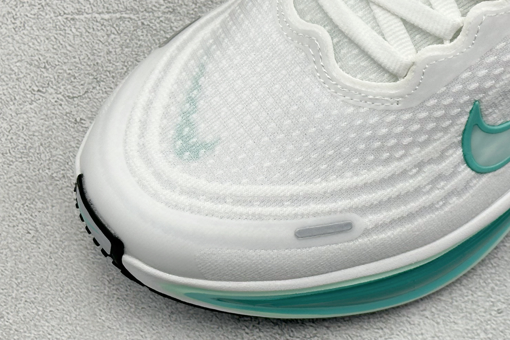 180 Nike Air Zoom Vomero Plus 耐克网面厚底气垫跑鞋 HV8154-100