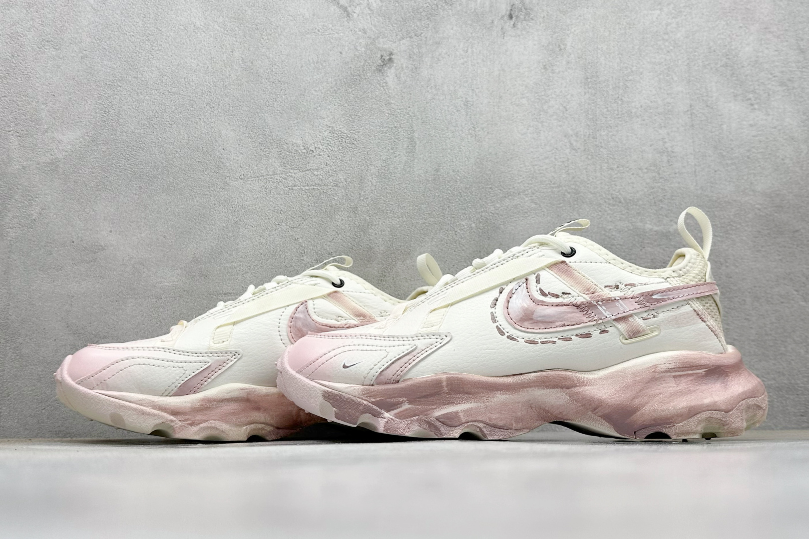 280 W NIKE TC 7900 新款老爹鞋 注入非凡时尚气息 塑就高雅外观 耐穿合成材质搭配柔软丝绒 DD9682-110-Chinese UA Cheap High Quatity Brand Clothes Bags handbags Sneakers wholesale wholesaler seller from China Factory suppliers Fashion Clothing Shoes best Quality Beautiful Price 280 W NIKE TC 7900 新款老爹鞋 注入非凡时尚气息 塑就高雅外观 耐穿合成材质搭配柔软丝绒 DD9682-110