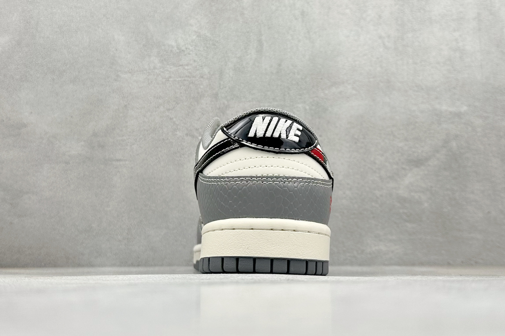 240 Nike SB Dunk Low x Superme 灰白小勾 HS2506-235