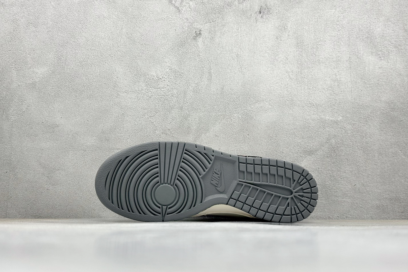 240 Nike SB Dunk Low x Superme 灰白小勾 HS2506-235