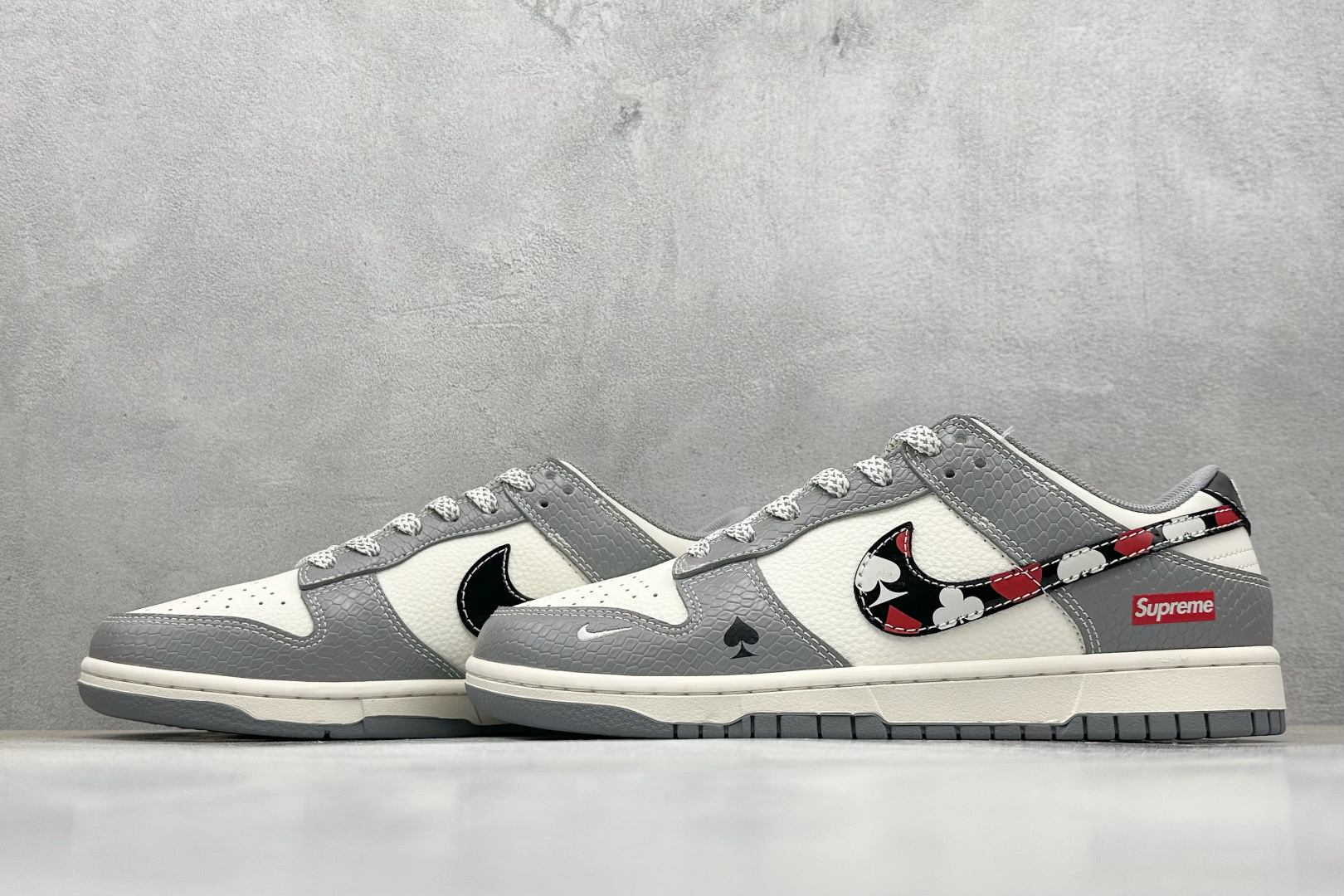 240 Nike SB Dunk Low x Superme 灰白小勾 HS2506-235