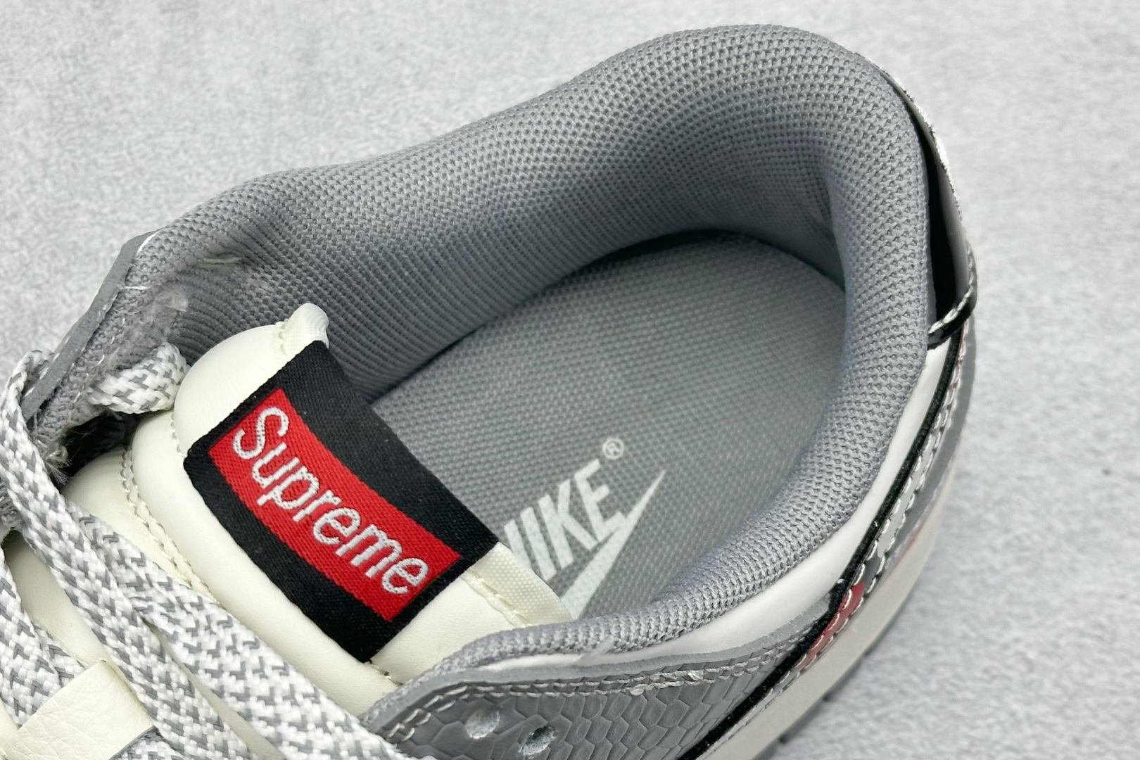 240 Nike SB Dunk Low x Superme 灰白小勾 HS2506-235