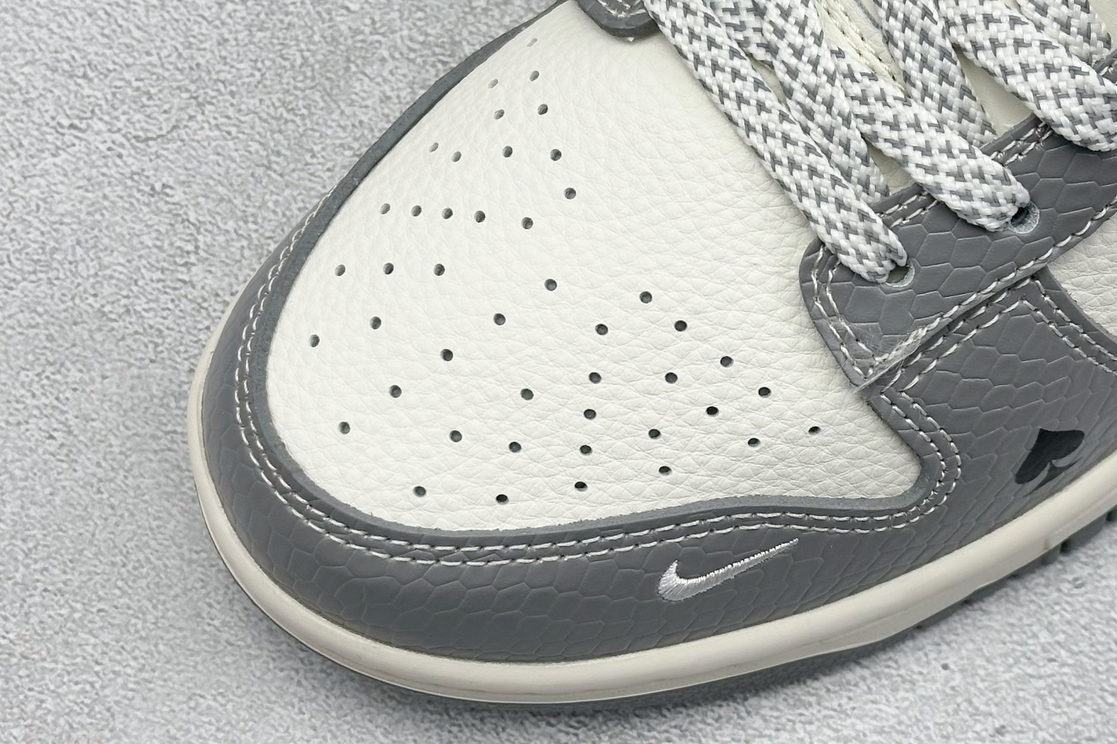 240 Nike SB Dunk Low x Superme 灰白小勾 HS2506-235