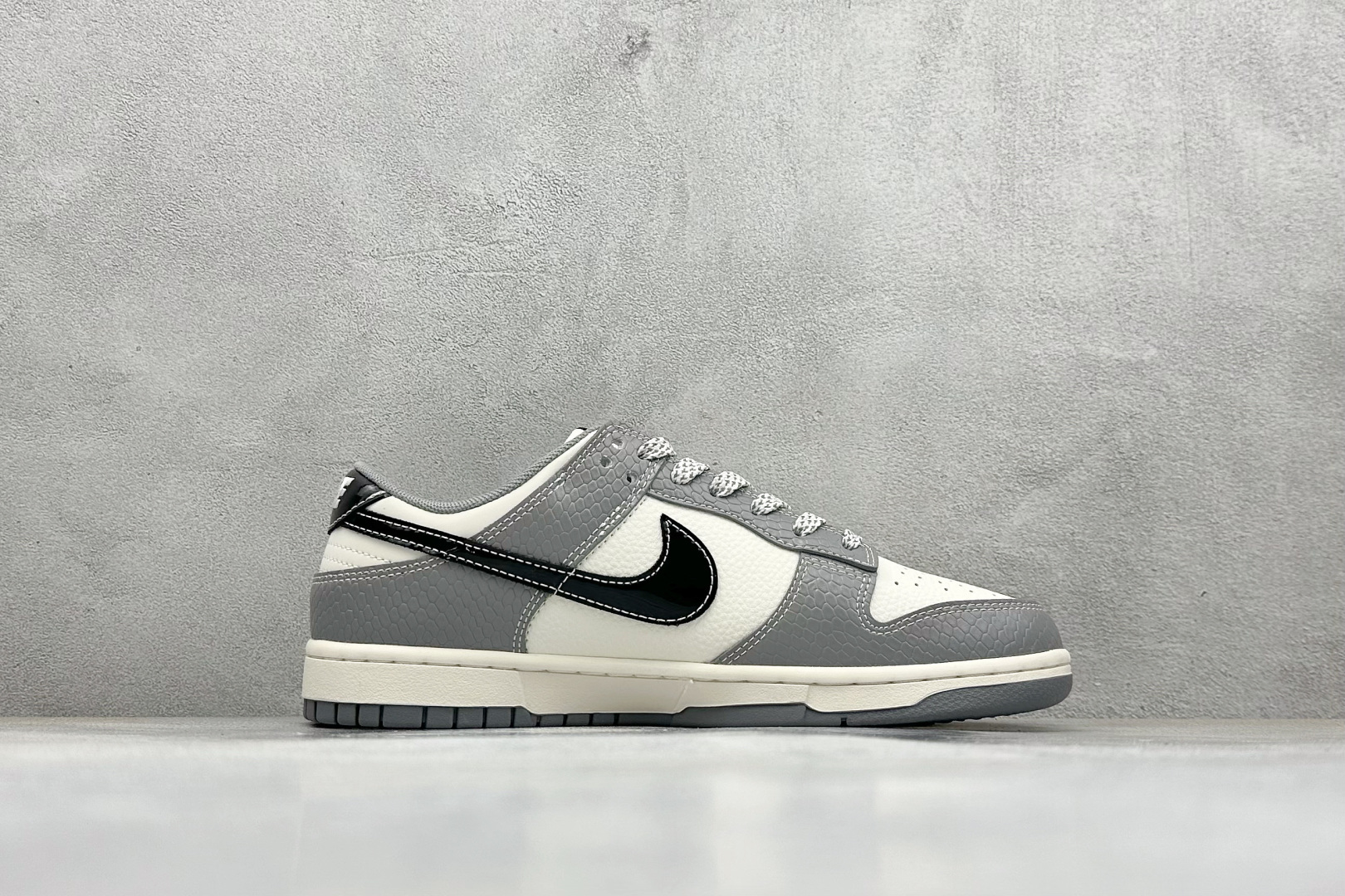 240 Nike SB Dunk Low x Superme 灰白小勾 HS2506-235
