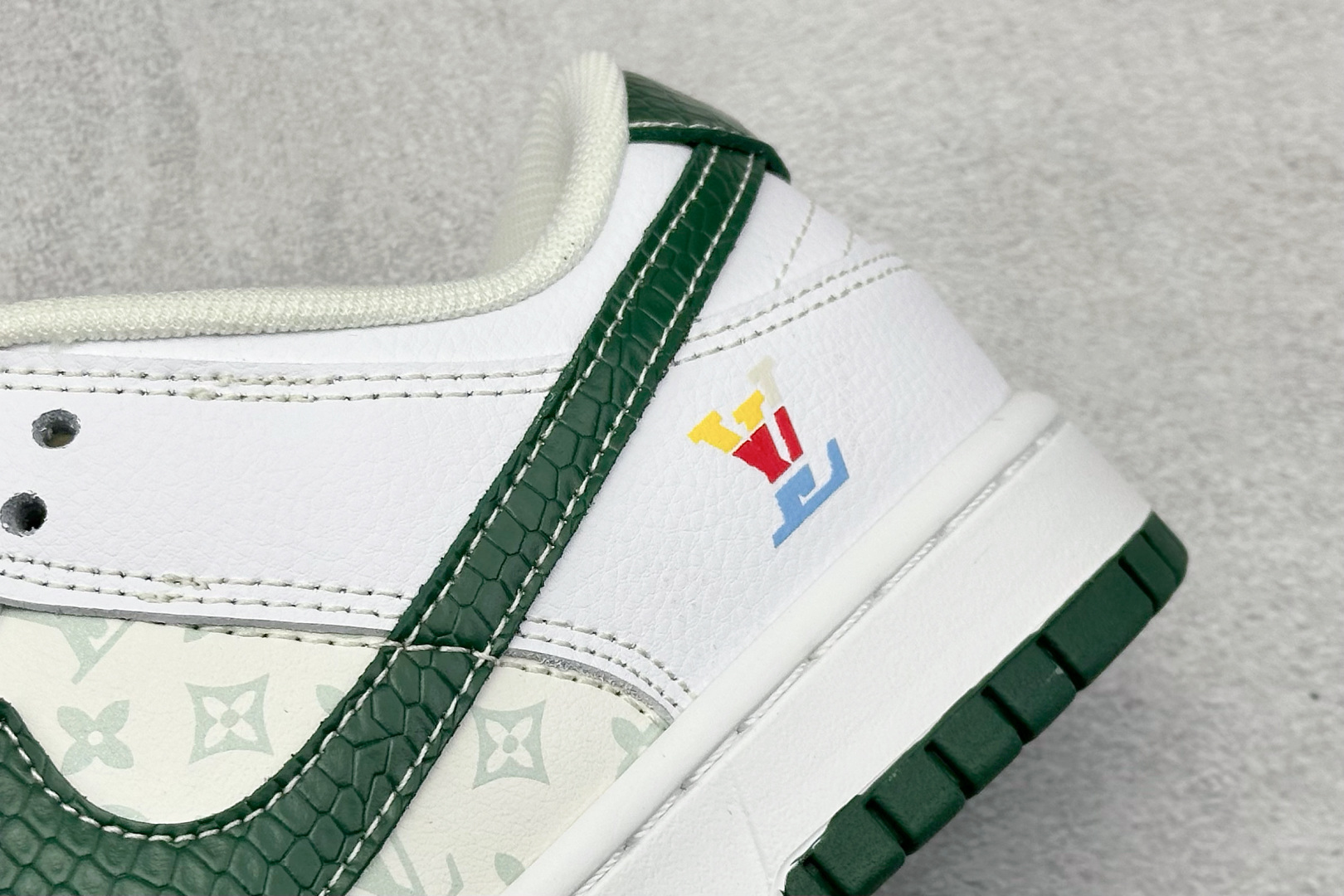 240 Nike SB Dunk Low x Louis Vuitton 白绿小勾 HS2506-214-Chinese UA Cheap High Quatity Brand Clothes Bags handbags Sneakers wholesale wholesaler seller from China Factory suppliers Fashion Clothing Shoes best Quality Beautiful Price 240 Nike SB Dunk Low x Louis Vuitton 白绿小勾 HS2506-214