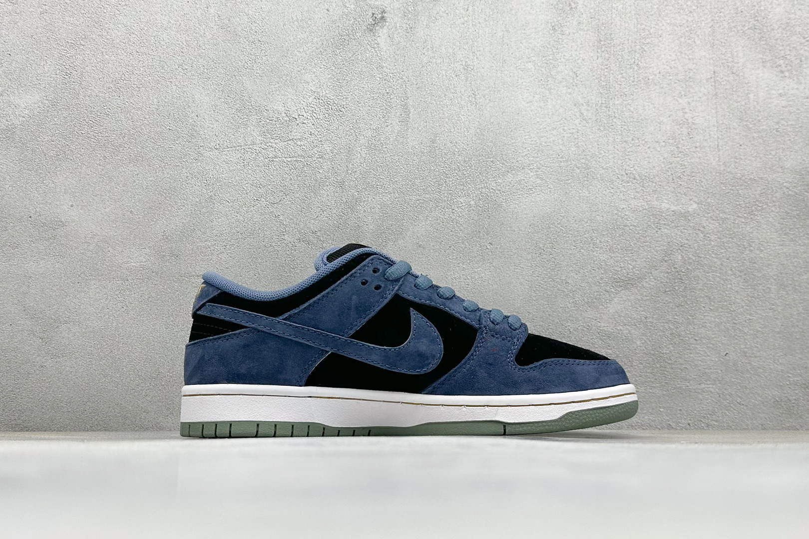 220 K版Nike Dunk SB “Smile” 绒面革 蓝黑 HF3063-002