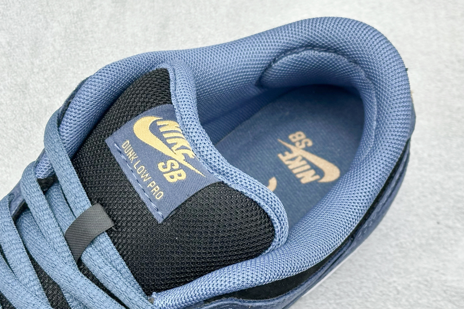 220 K版Nike Dunk SB “Smile” 绒面革 蓝黑 HF3063-002