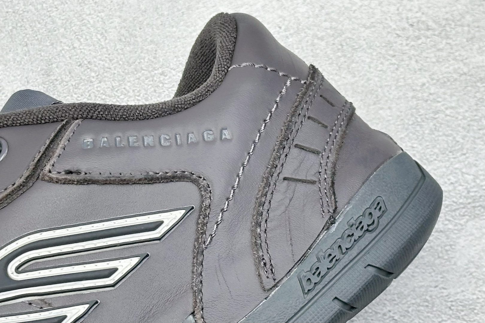 400 OK版Balenciaga Hamptons Worn-Out 巴黎世家十八18代 涤纶（聚酯纤维）牛皮革 圆头系带 低帮 生活休闲鞋板鞋