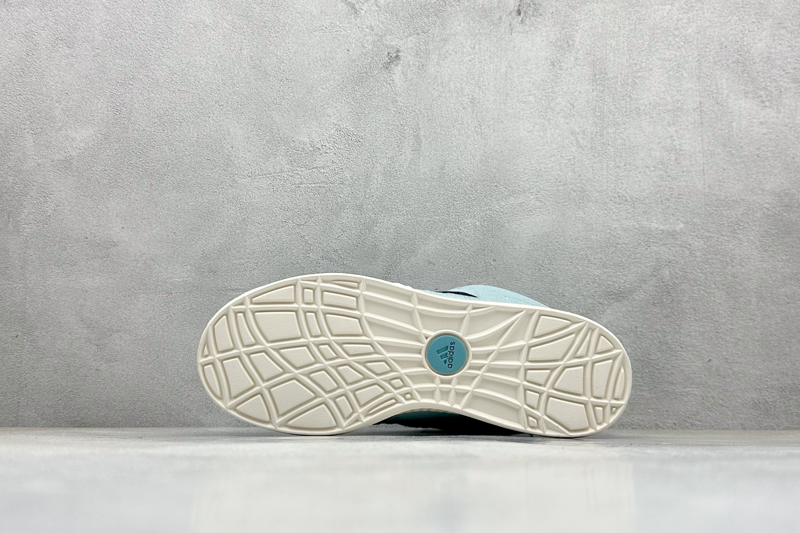 T Adidas Adimatic Low 马蒂奇系列低帮 复古鲨鱼面包鞋运动休闲滑板板鞋 KI8880-High Quatity Cheap Brand wholesale wholesaler seller Clothes Bags handbags Sneakers Top Fashion Clothing Shoes from China Factory Chinese suppliers best Quality Beautiful Price T Adidas Adimatic Low 马蒂奇系列低帮 复古鲨鱼面包鞋运动休闲滑板板鞋 KI8880