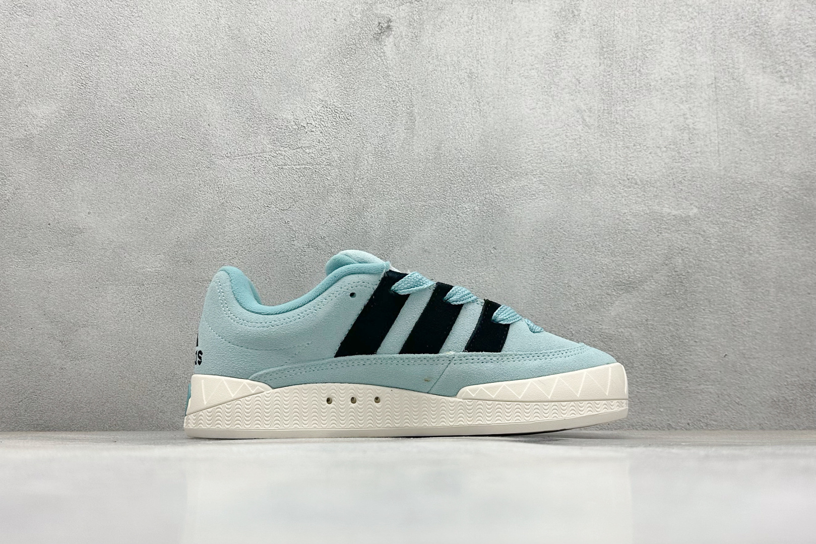 T Adidas Adimatic Low 马蒂奇系列低帮 复古鲨鱼面包鞋运动休闲滑板板鞋 KI8880-High Quatity Cheap Brand wholesale wholesaler seller Clothes Bags handbags Sneakers Top Fashion Clothing Shoes from China Factory Chinese suppliers best Quality Beautiful Price T Adidas Adimatic Low 马蒂奇系列低帮 复古鲨鱼面包鞋运动休闲滑板板鞋 KI8880