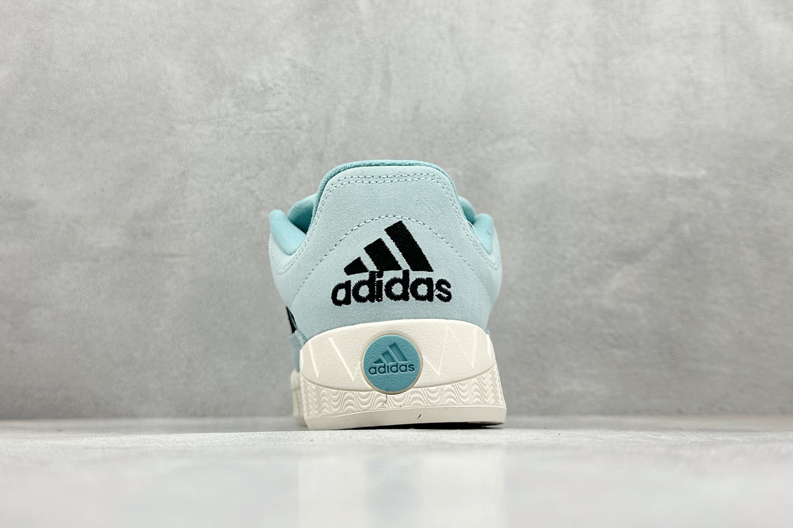 T Adidas Adimatic Low 马蒂奇系列低帮 复古鲨鱼面包鞋运动休闲滑板板鞋 KI8880-High Quatity Cheap Brand wholesale wholesaler seller Clothes Bags handbags Sneakers Top Fashion Clothing Shoes from China Factory Chinese suppliers best Quality Beautiful Price T Adidas Adimatic Low 马蒂奇系列低帮 复古鲨鱼面包鞋运动休闲滑板板鞋 KI8880