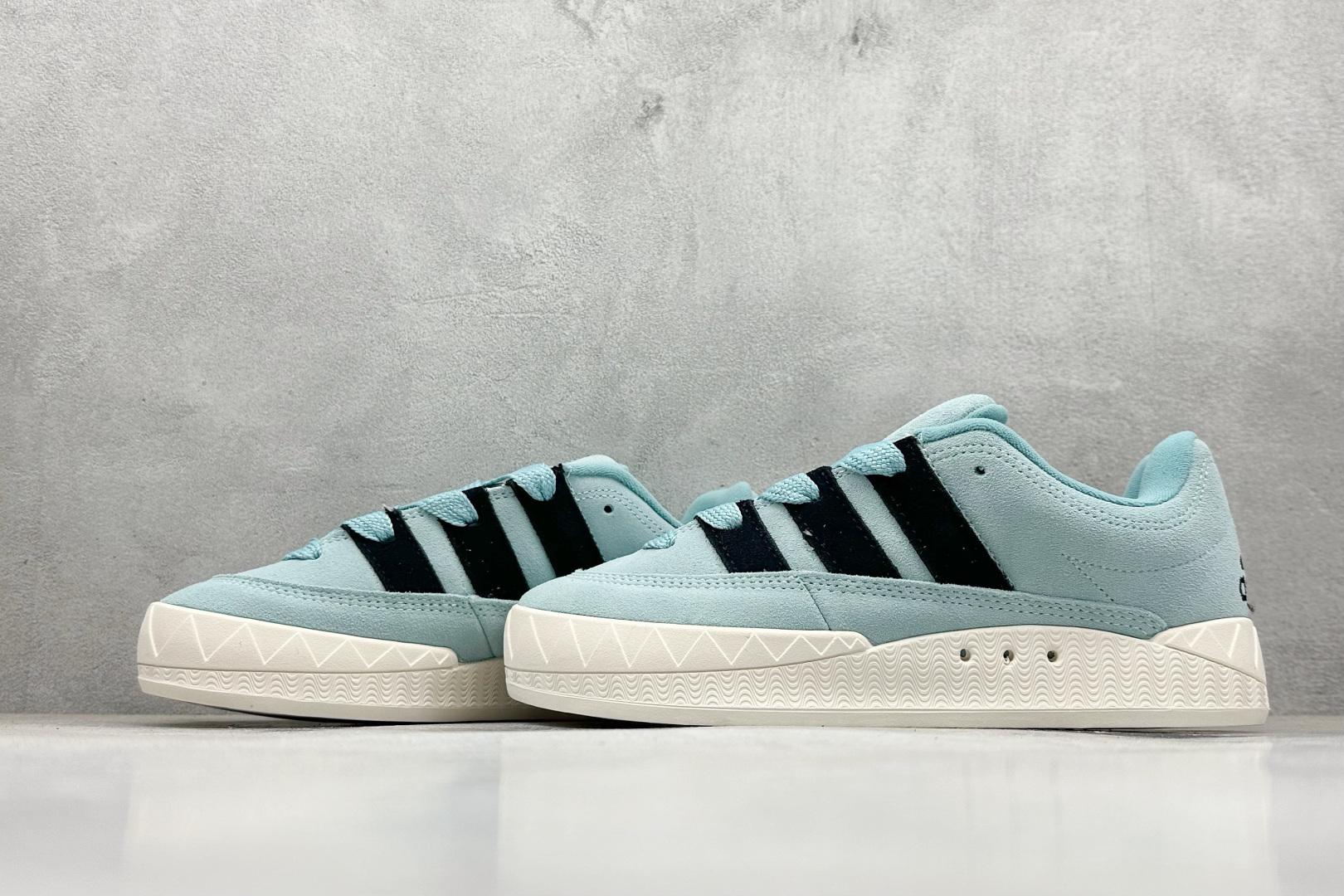 T Adidas Adimatic Low 马蒂奇系列低帮 复古鲨鱼面包鞋运动休闲滑板板鞋 KI8880-High Quatity Cheap Brand wholesale wholesaler seller Clothes Bags handbags Sneakers Top Fashion Clothing Shoes from China Factory Chinese suppliers best Quality Beautiful Price T Adidas Adimatic Low 马蒂奇系列低帮 复古鲨鱼面包鞋运动休闲滑板板鞋 KI8880