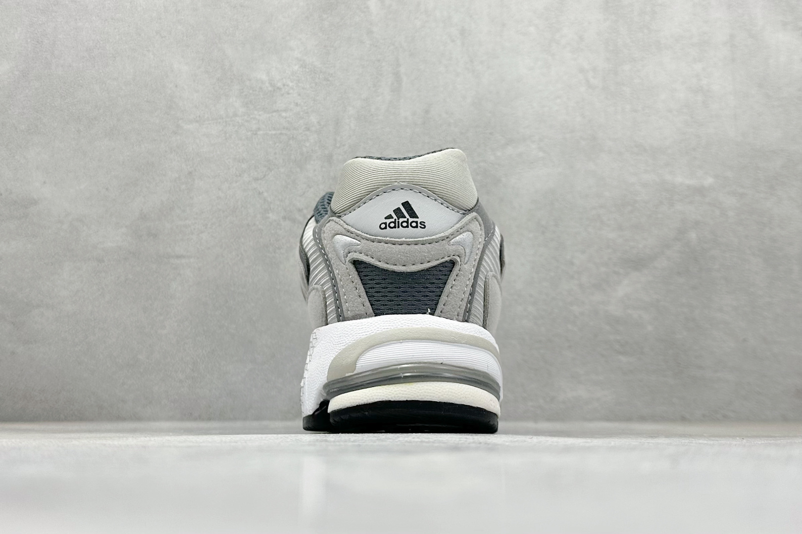 福利特价 终端放店Adidas Originals Response CL 复古休闲跑步鞋 鞋身采用大面