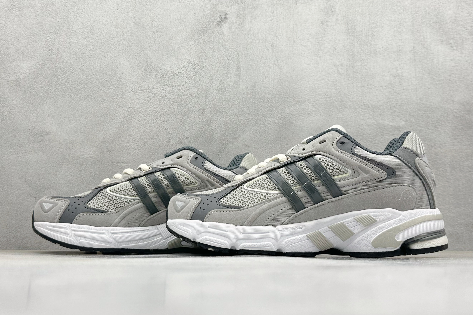 福利特价 终端放店Adidas Originals Response CL 复古休闲跑步鞋 鞋身采用大面