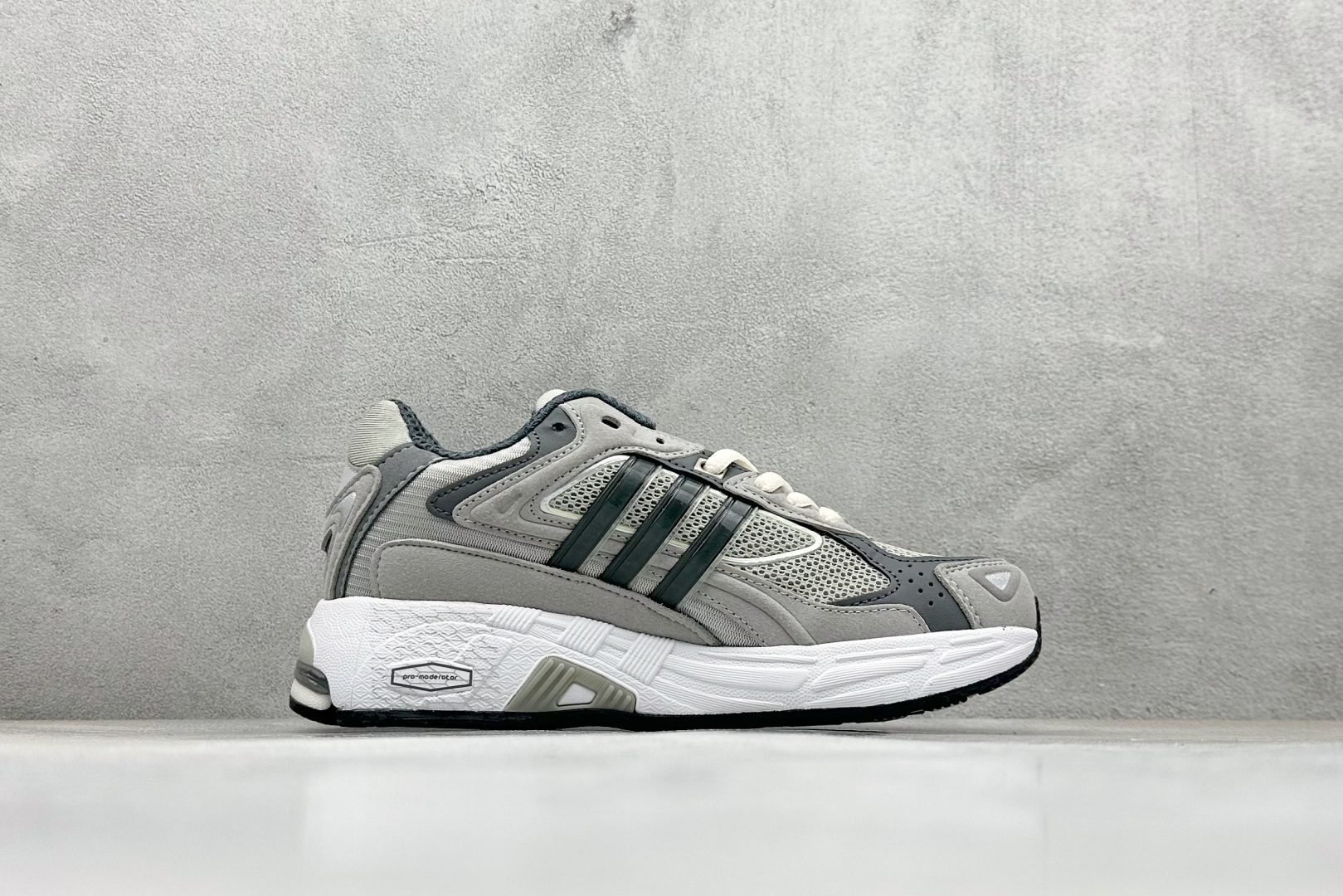 福利特价 终端放店Adidas Originals Response CL 复古休闲跑步鞋 鞋身采用大面
