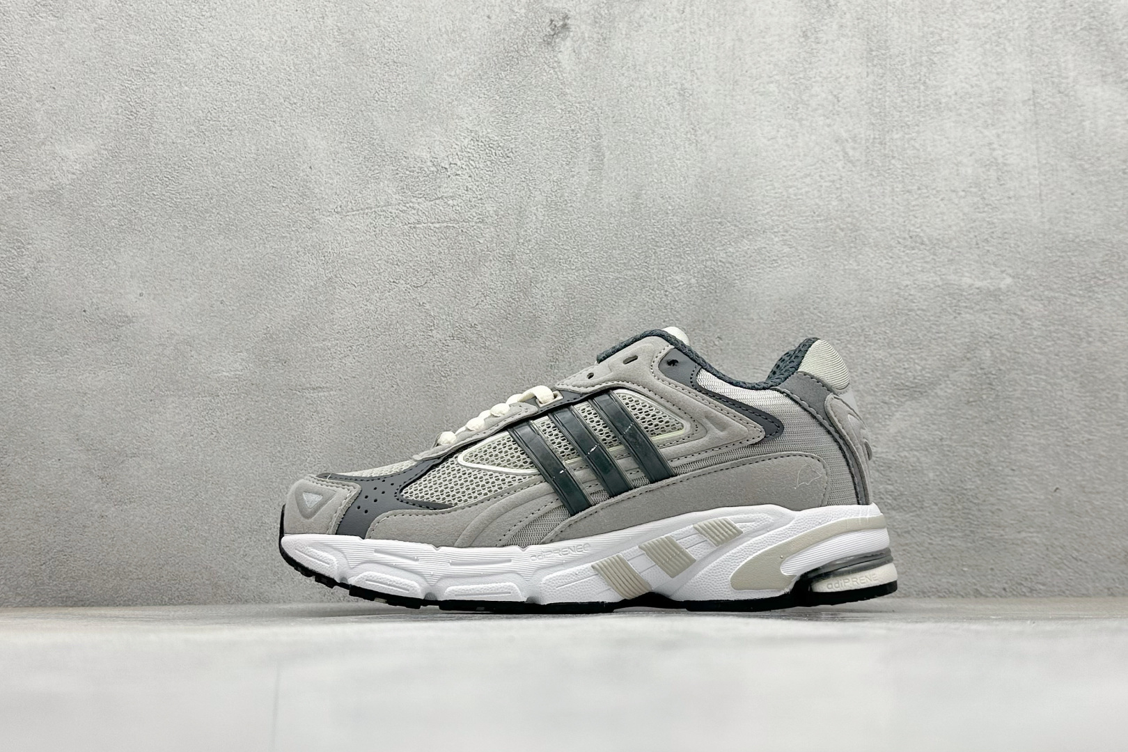 福利特价 终端放店Adidas Originals Response CL 复古休闲跑步鞋 鞋身采用大面