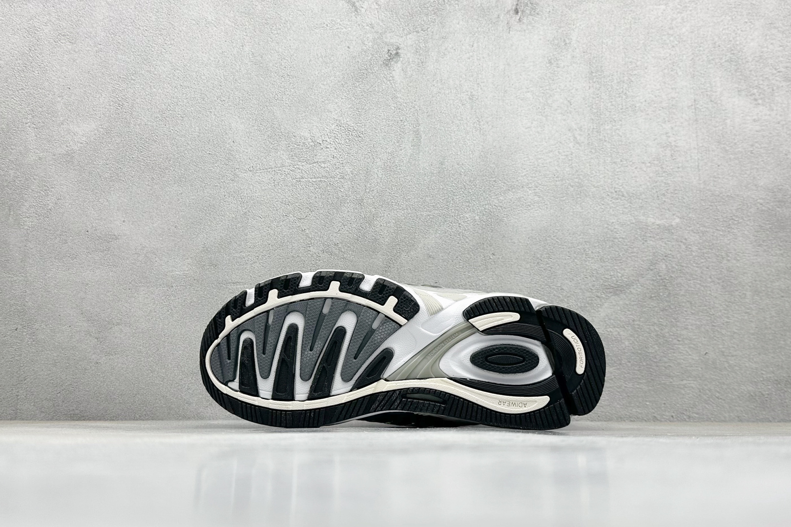 福利特价 终端放店Adidas Originals Response CL 复古休闲跑步鞋 鞋身采用大面