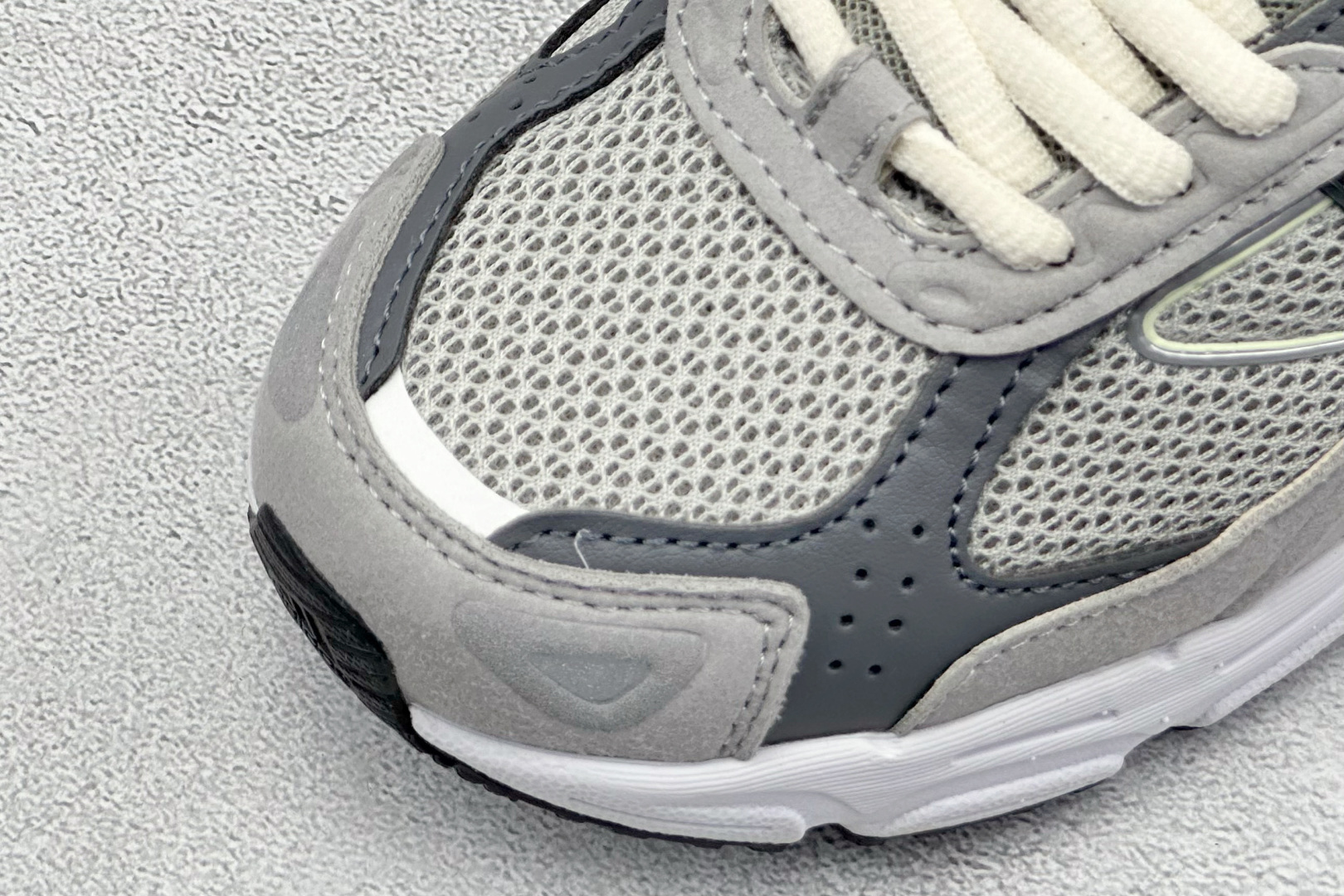 福利特价 终端放店Adidas Originals Response CL 复古休闲跑步鞋 鞋身采用大面