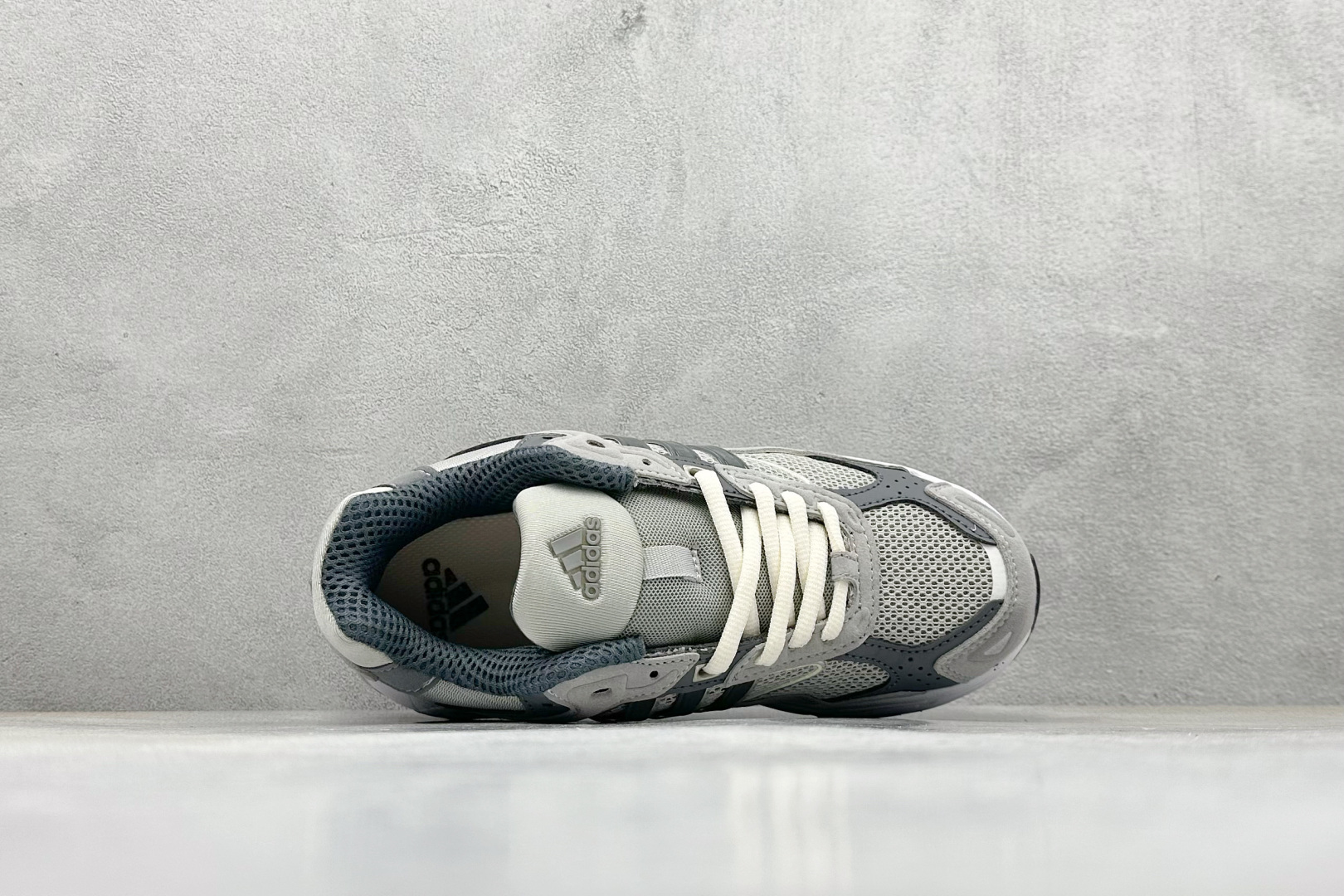 福利特价 终端放店Adidas Originals Response CL 复古休闲跑步鞋 鞋身采用大面