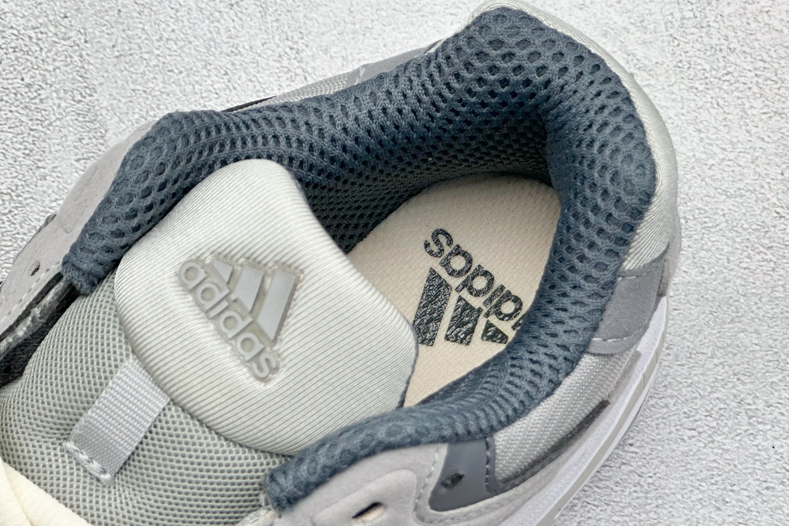 福利特价 终端放店Adidas Originals Response CL 复古休闲跑步鞋 鞋身采用大面