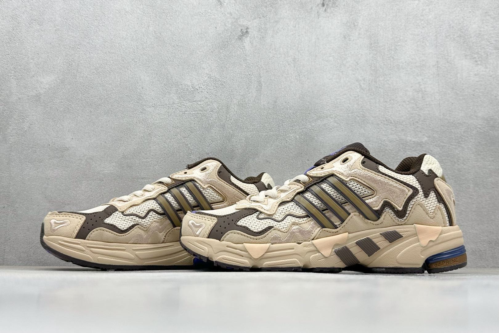 福利特价 终端放店Adidas Originals Response CL 复古休闲跑步鞋 鞋身采用大面