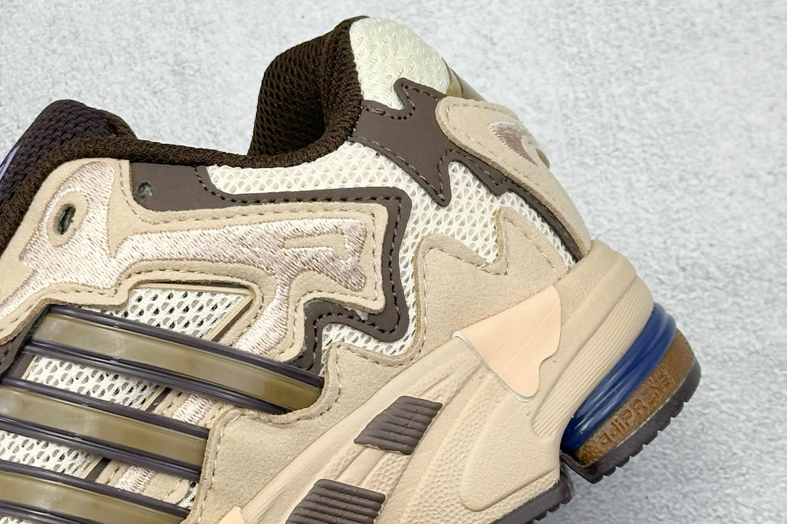 福利特价 终端放店Adidas Originals Response CL 复古休闲跑步鞋 鞋身采用大面