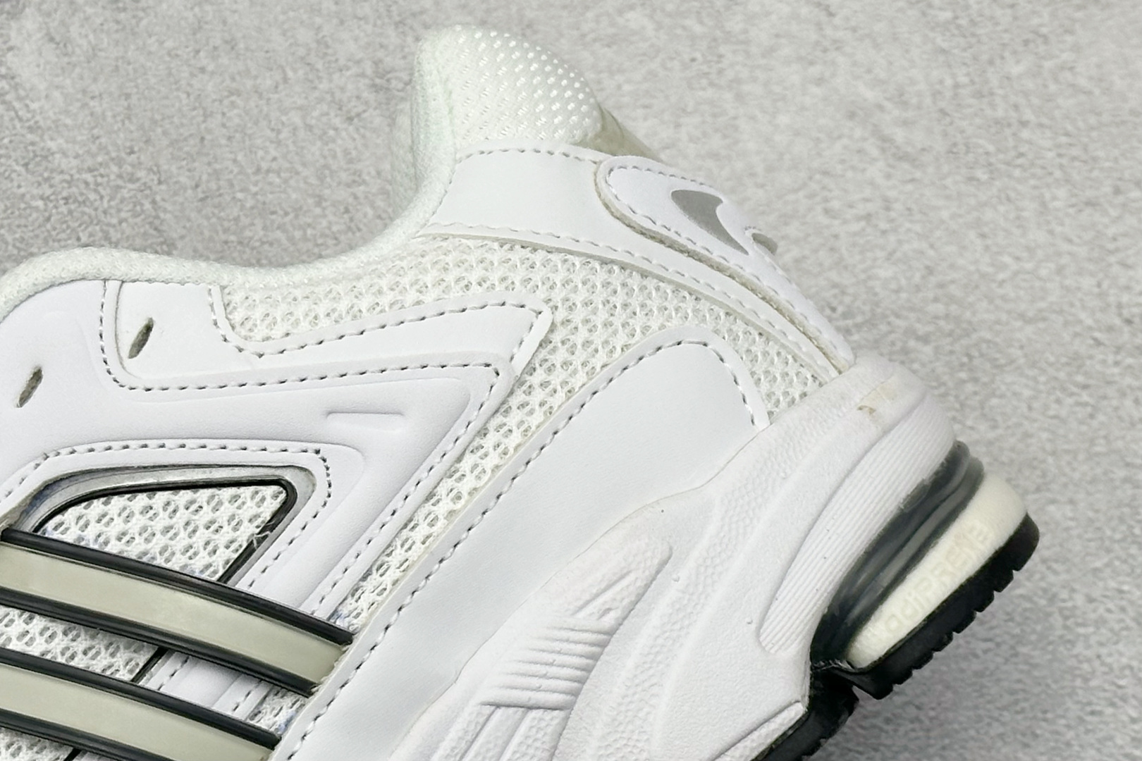 福利特价 终端放店Adidas Originals Response CL 复古休闲跑步鞋 鞋身采用大面