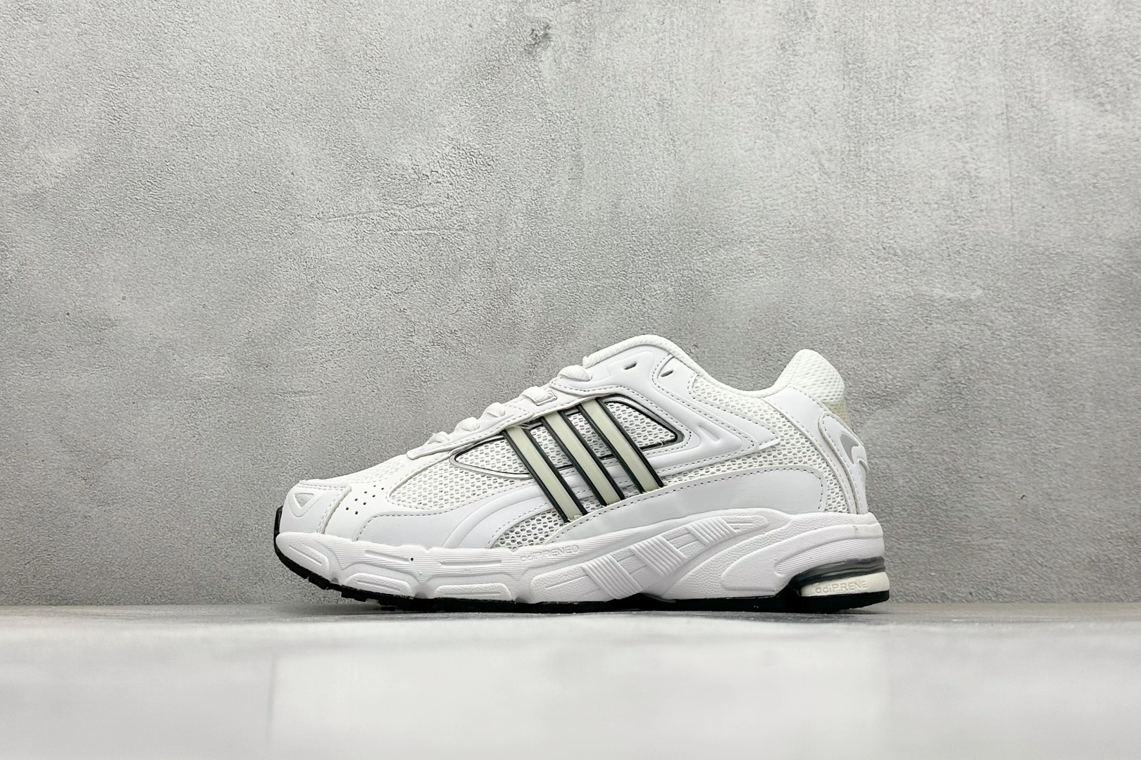 福利特价 终端放店Adidas Originals Response CL 复古休闲跑步鞋 鞋身采用大面